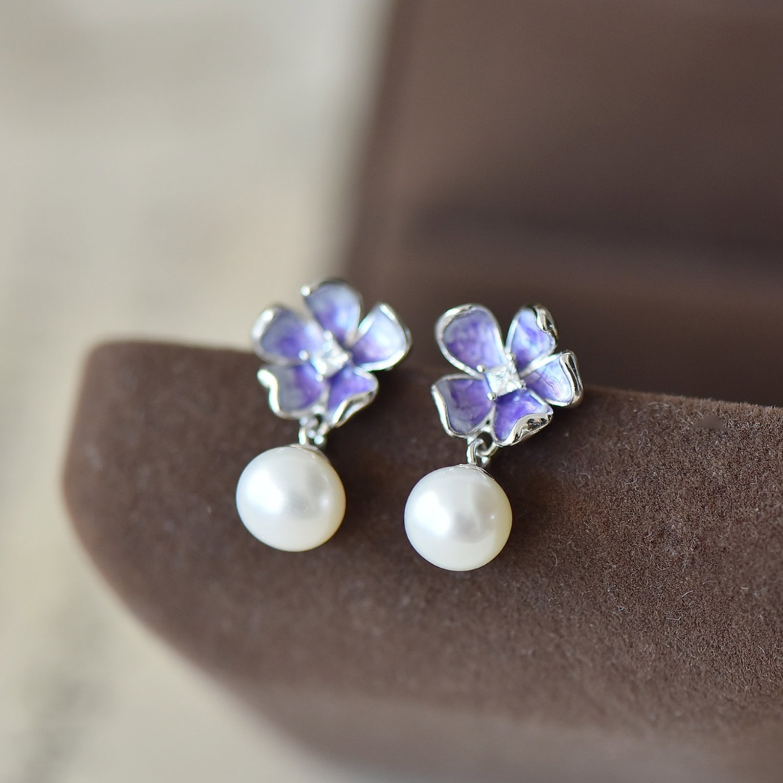 A Pair of Exquisite Sterling Silver Inlaid Pearls Enamel Earrings: A Pair of Exquisite Sterling Silver Inlaid Pearls Enamel Earrings,Size:8mmx8mm 一对纯银镶珍珠珐琅耳环