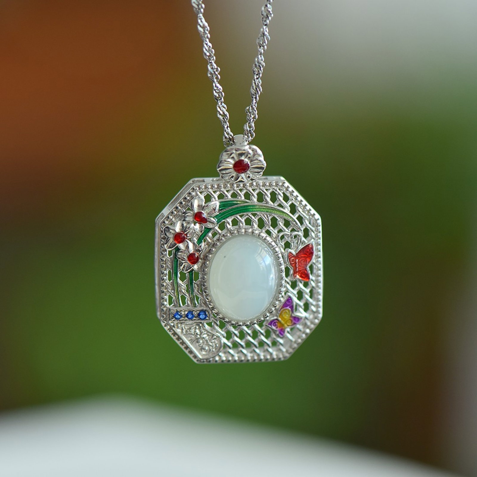 An Exquisite Sterling Silver Inlaid White Jade Pendant,Inlaid Gems: An Exquisite Sterling Silver Inlaid White Jade Pendant,Inlaid Gems 纯银镶白玉吊坠，嵌宝石