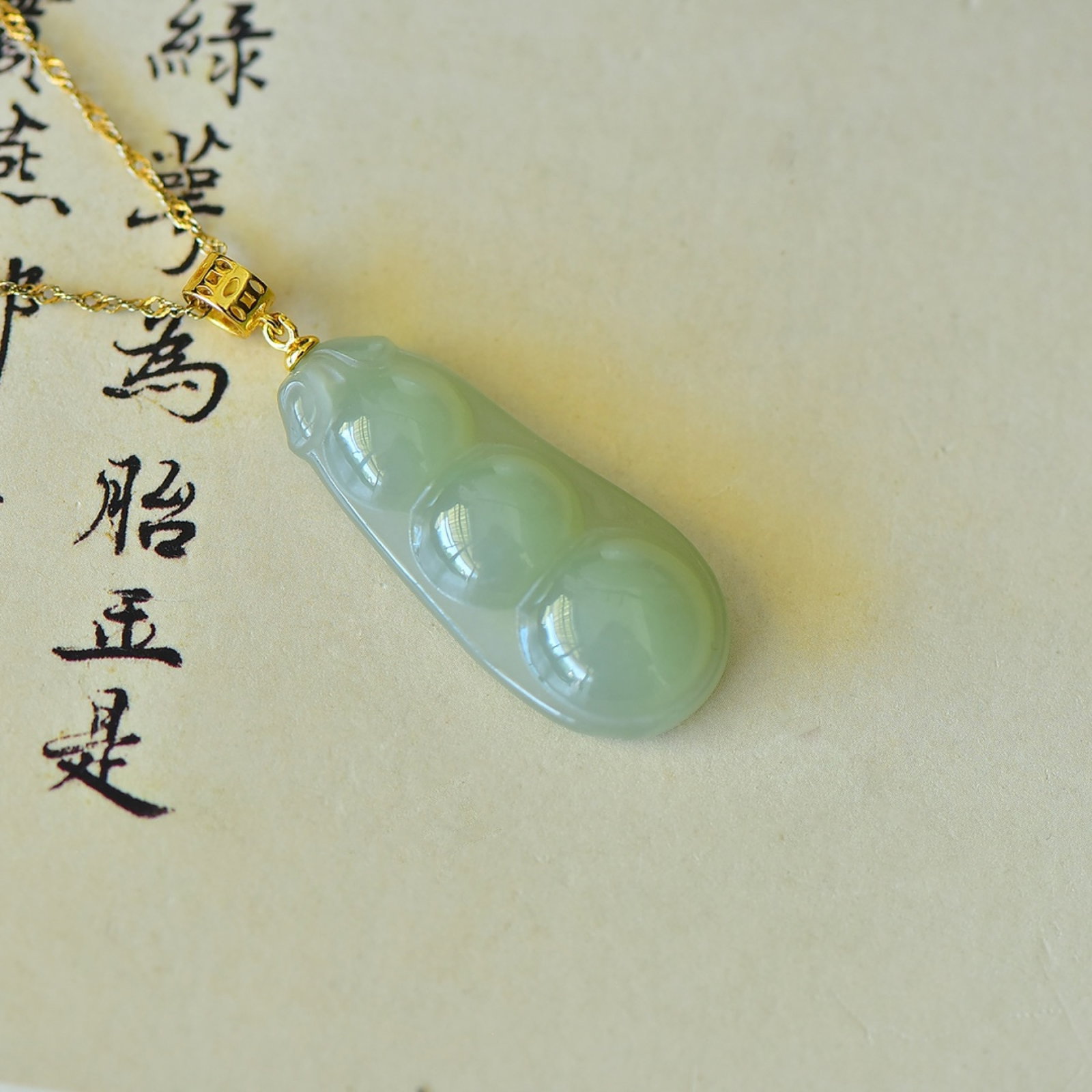 An Exquisite Sterling Silver-Gold Plated Inlaid Sapphire Pendant: An Exquisite Sterling Silver-Gold Plated Inlaid Sapphire Pendant Size:14mmx33mm 纯银镀金镶青玉吊坠