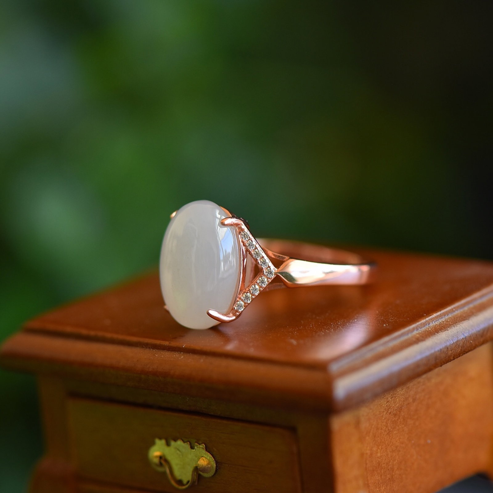 An Exquisite Sterling Silver-Gold Plated Inlaid White Jade Ring,Inlaid Diamond: An Exquisite Sterling Silver-Gold Plated Inlaid White Jade Ring,Inlaid Diamond,Size:10mmx14mm 纯银镀金镶白玉戒指,嵌钻石