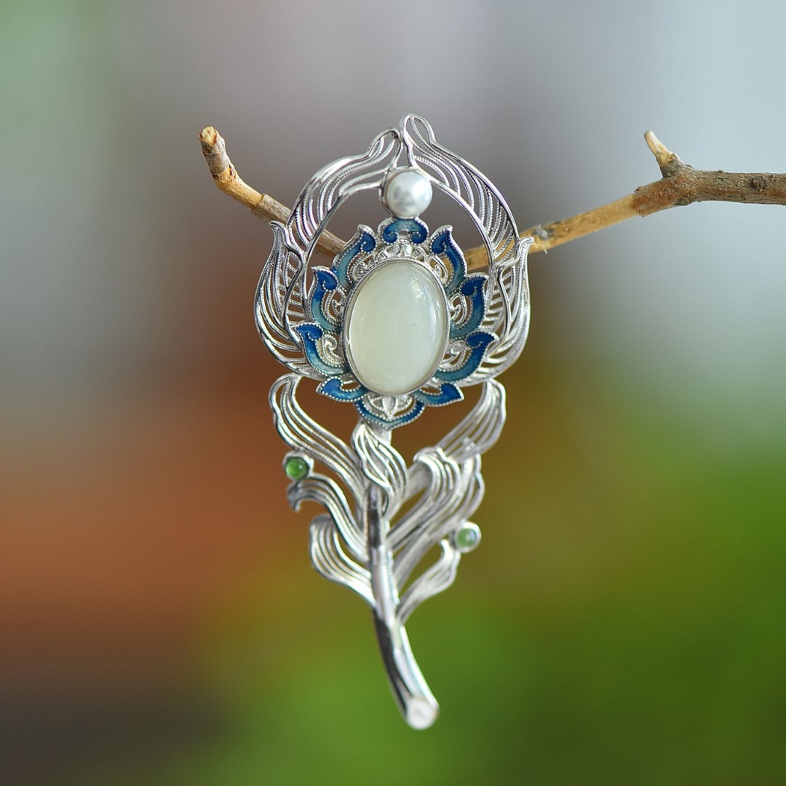 An Exquisite Sterling Silver Inlaid White Jade Brooch,Inlaid Pearls: An Exquisite Sterling Silver Inlaid White Jade Brooch,Inlaid Pearls,Size:10mmx10mm 纯银镶白玉胸针，嵌珍珠
