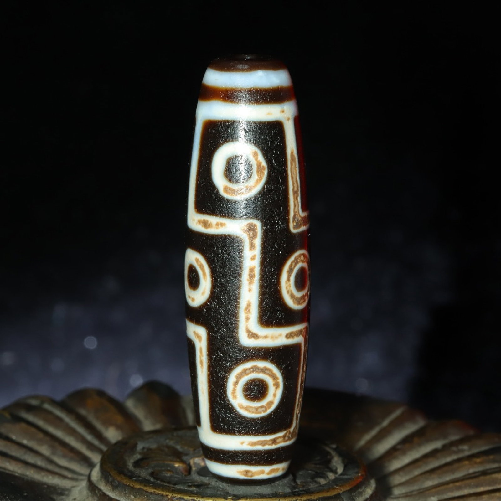 An Exquisite Nine Eyes Dzi Bead Pendant: An Exquisite Nine Eyes Dzi Bead Pendant，Size：50mmx14mm，Weight：16g 九眼天珠挂件