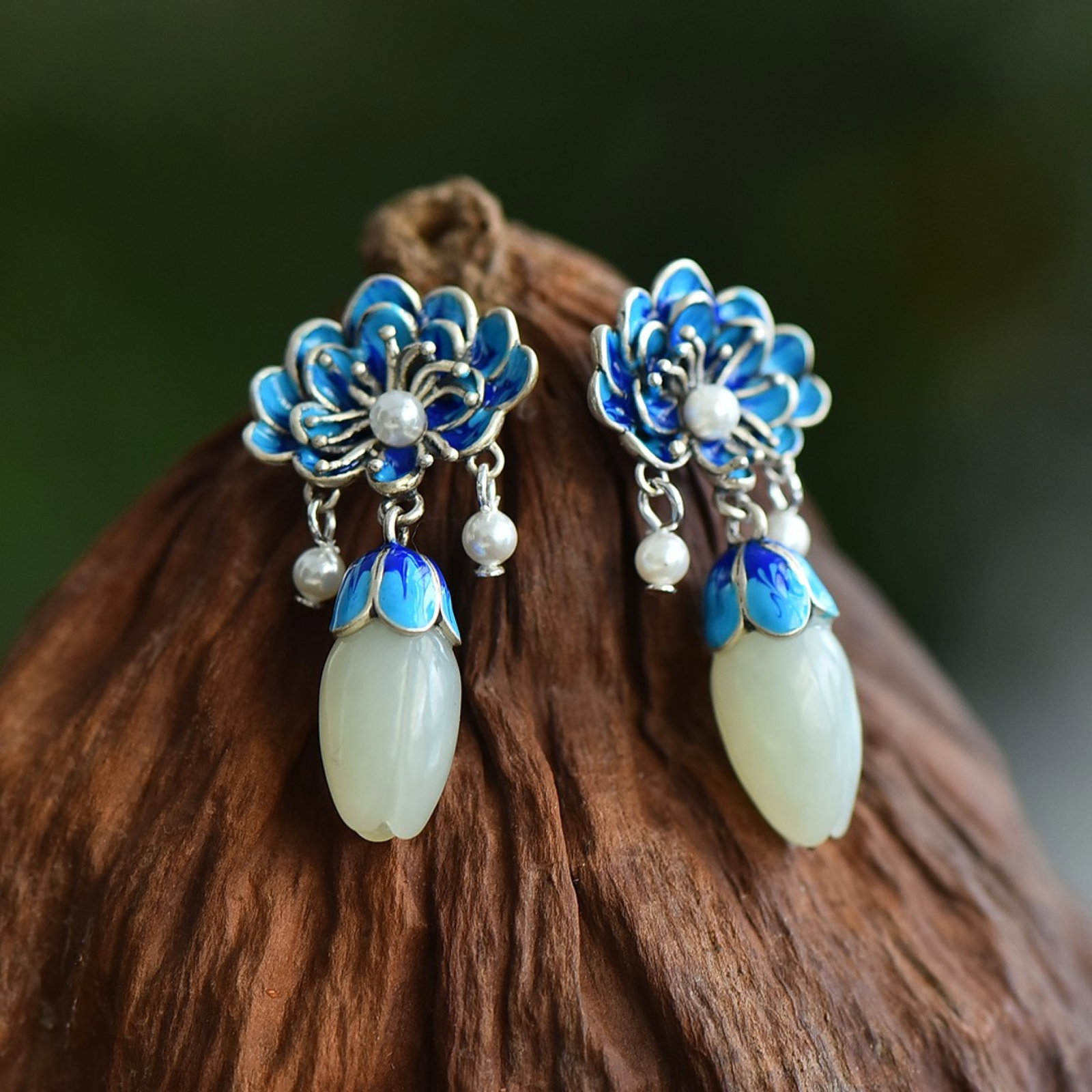 A Pair of Exquisite Sterling Silver Inlaid White Jade Earrings,Inlaid Pearls: A Pair of Exquisite Sterling Silver Inlaid White Jade Earrings,Inlaid Pearls,Size:9mmx15mm 一对纯银镶白玉耳环，嵌珍珠