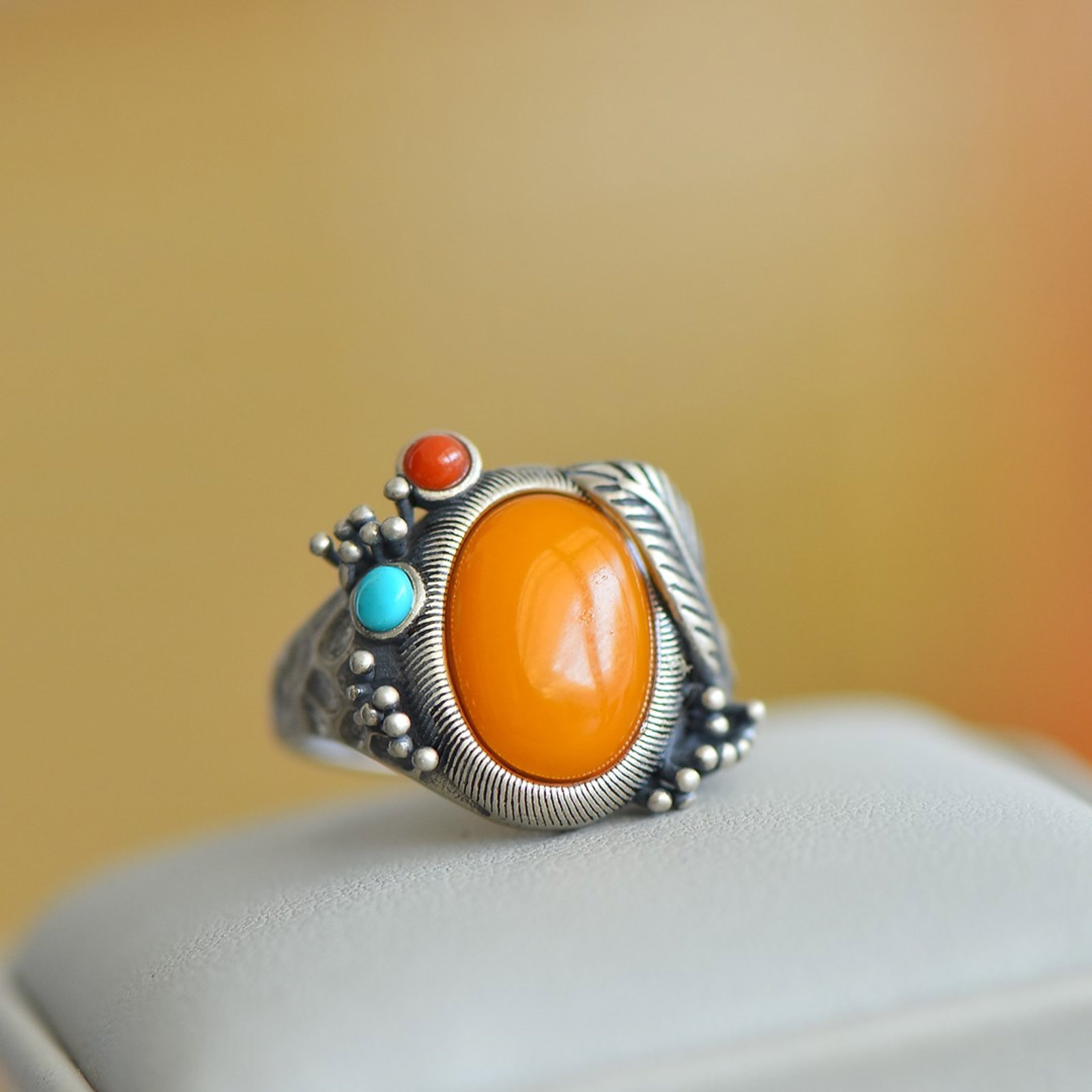 An Exquisite Sterling Silver Inlaid Beeswax Ring,Inlaid Turquoise: An Exquisite Sterling Silver Inlaid Beeswax Ring,Inlaid Turquoise,Size:10mmx14mm 纯银镶蜜蜡戒指,嵌绿松石
