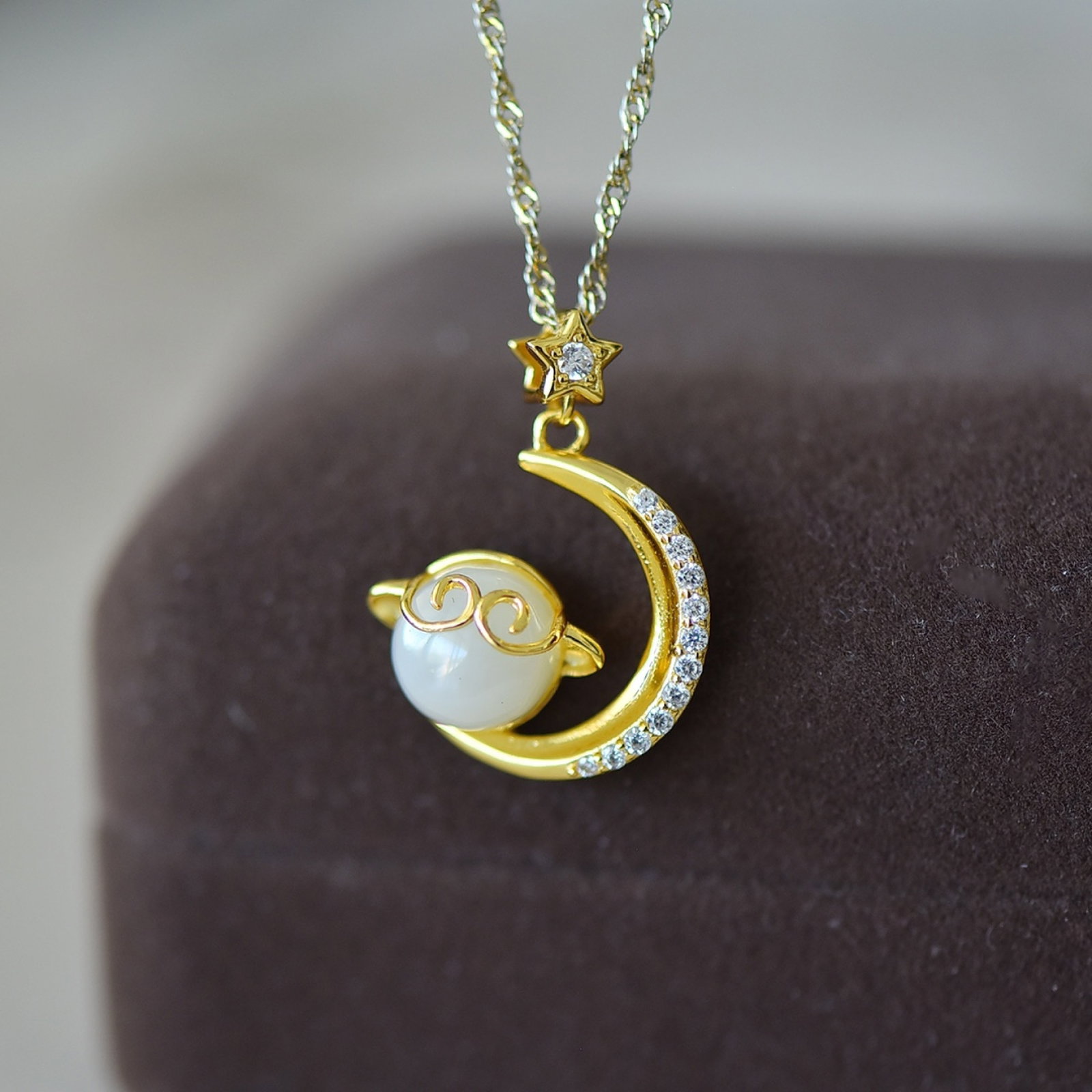An Exquisite Sterling Silver-Gold Plated Inlaid White Jade Pendant: An Exquisite Sterling Silver-Gold Plated Inlaid White Jade Pendant, 纯银镀金镶白玉吊坠