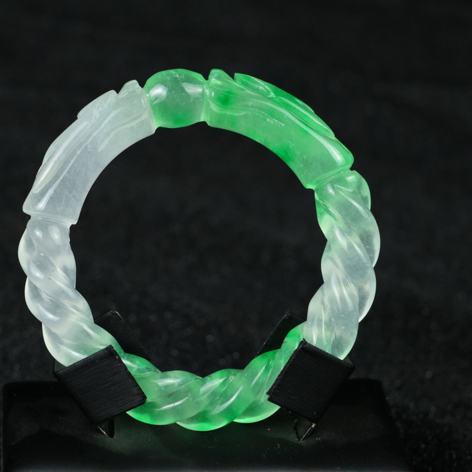 An Exquisite Jadeite Dragon-head Bracelets: An Exquisite Jadeite Dragon-head Bracelets，Size:59mmx14mm 翡翠龙首手镯