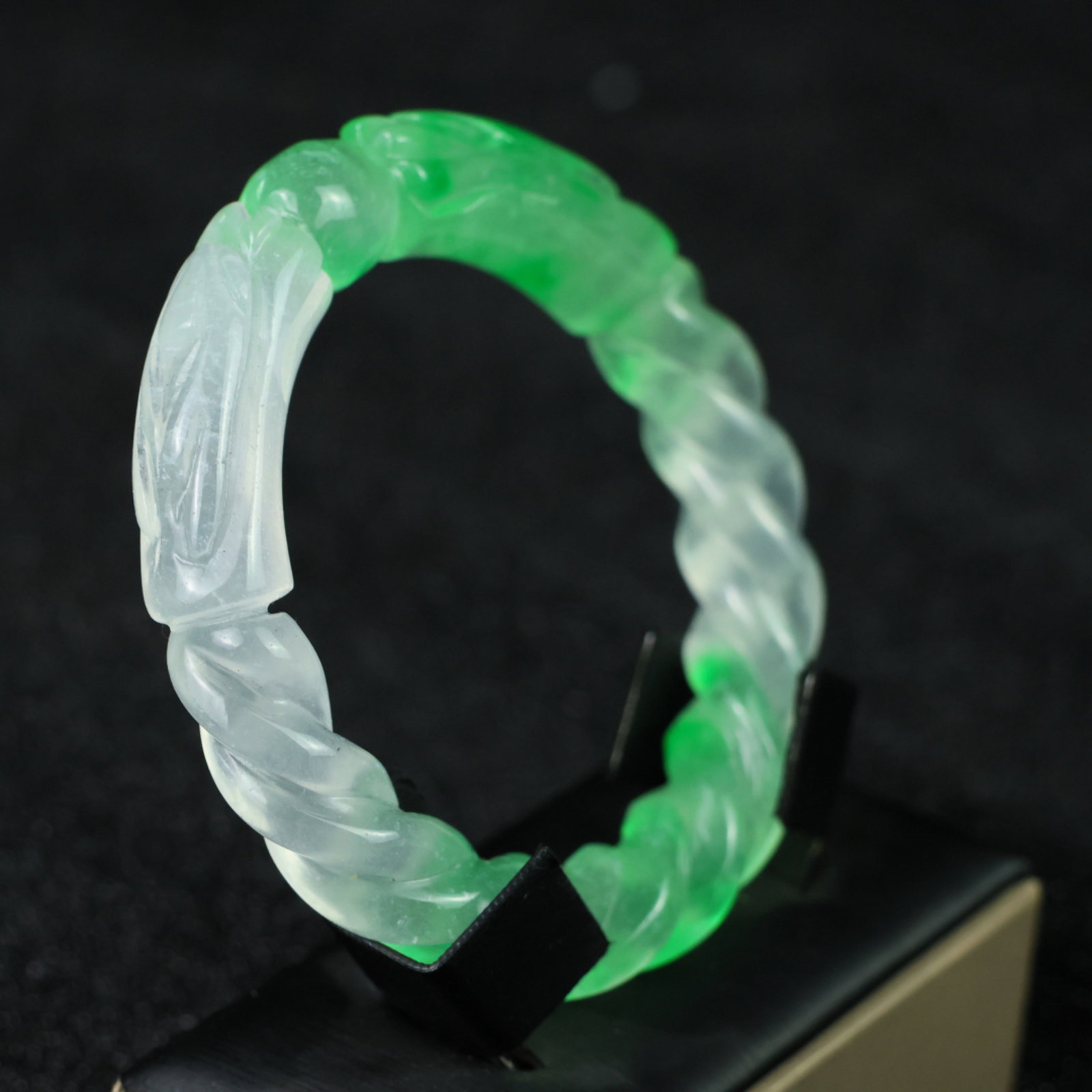 An Exquisite Jadeite Dragon-head Bracelets - 2
