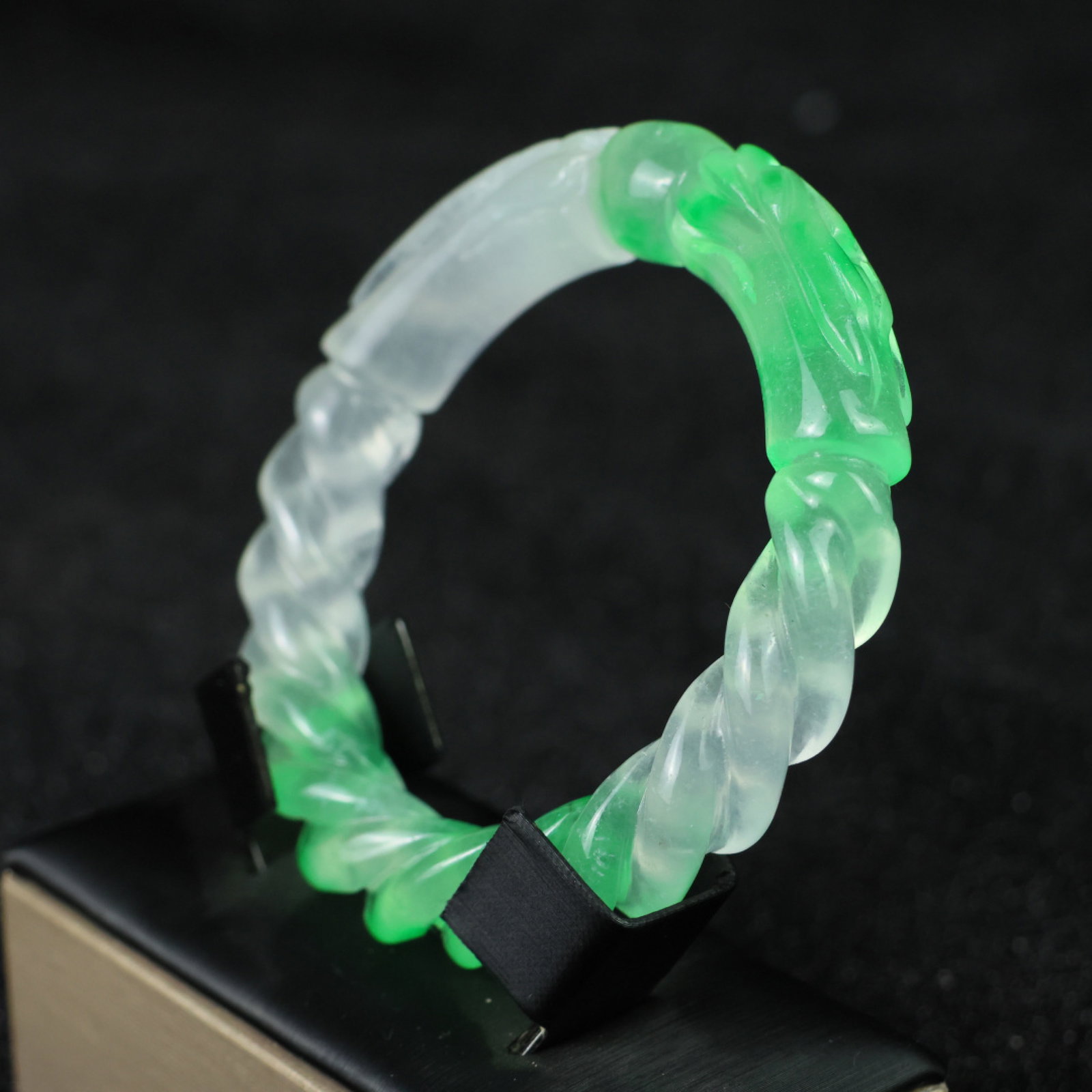 An Exquisite Jadeite Dragon-head Bracelets - 3