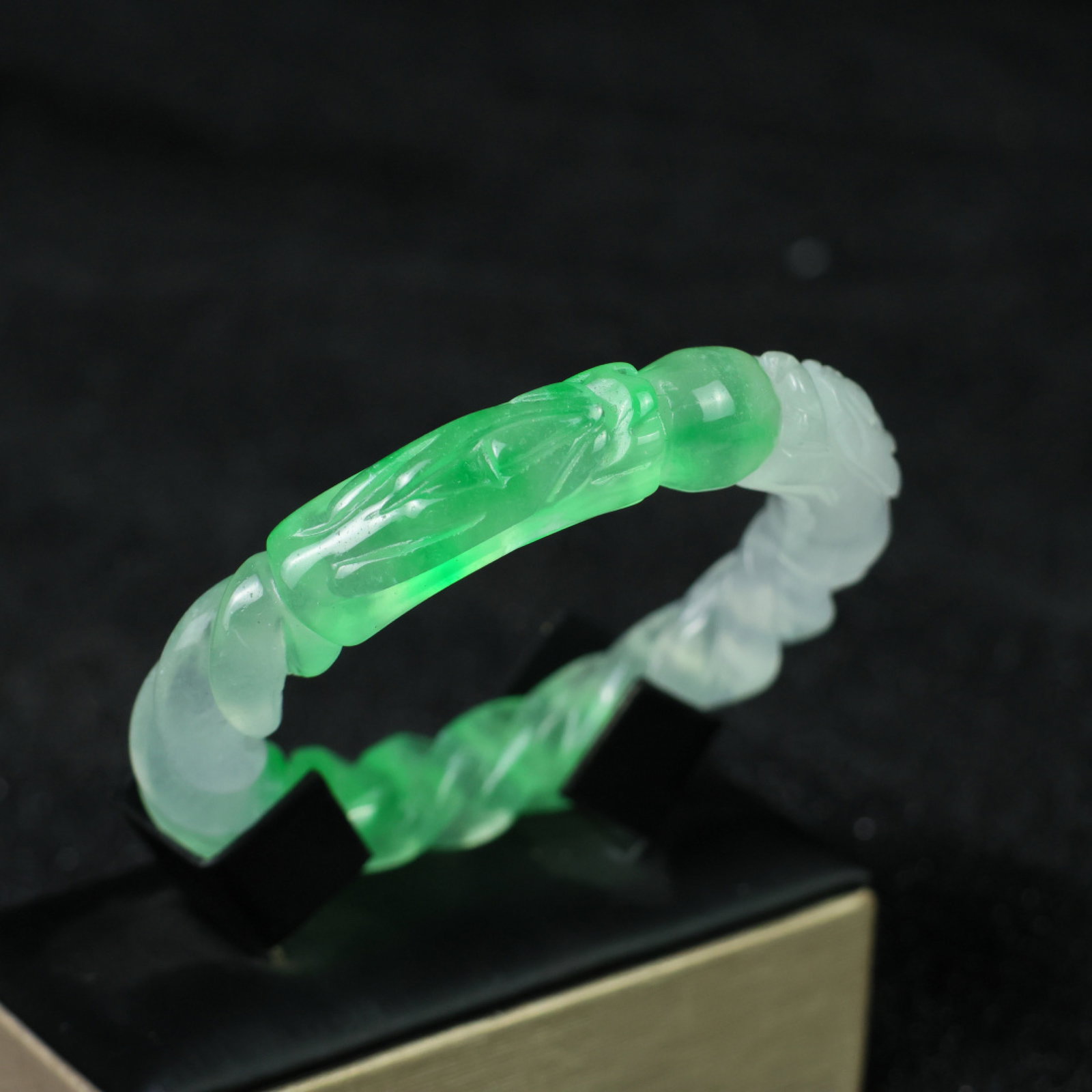 An Exquisite Jadeite Dragon-head Bracelets - 4
