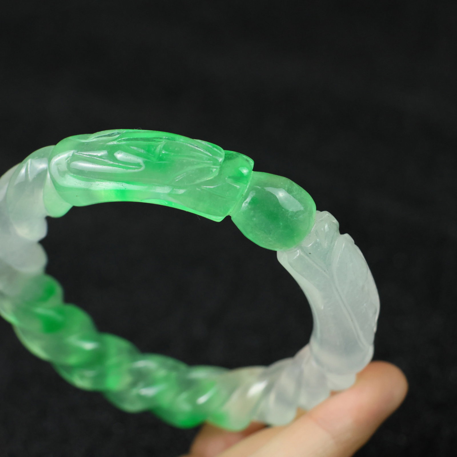 An Exquisite Jadeite Dragon-head Bracelets - 8