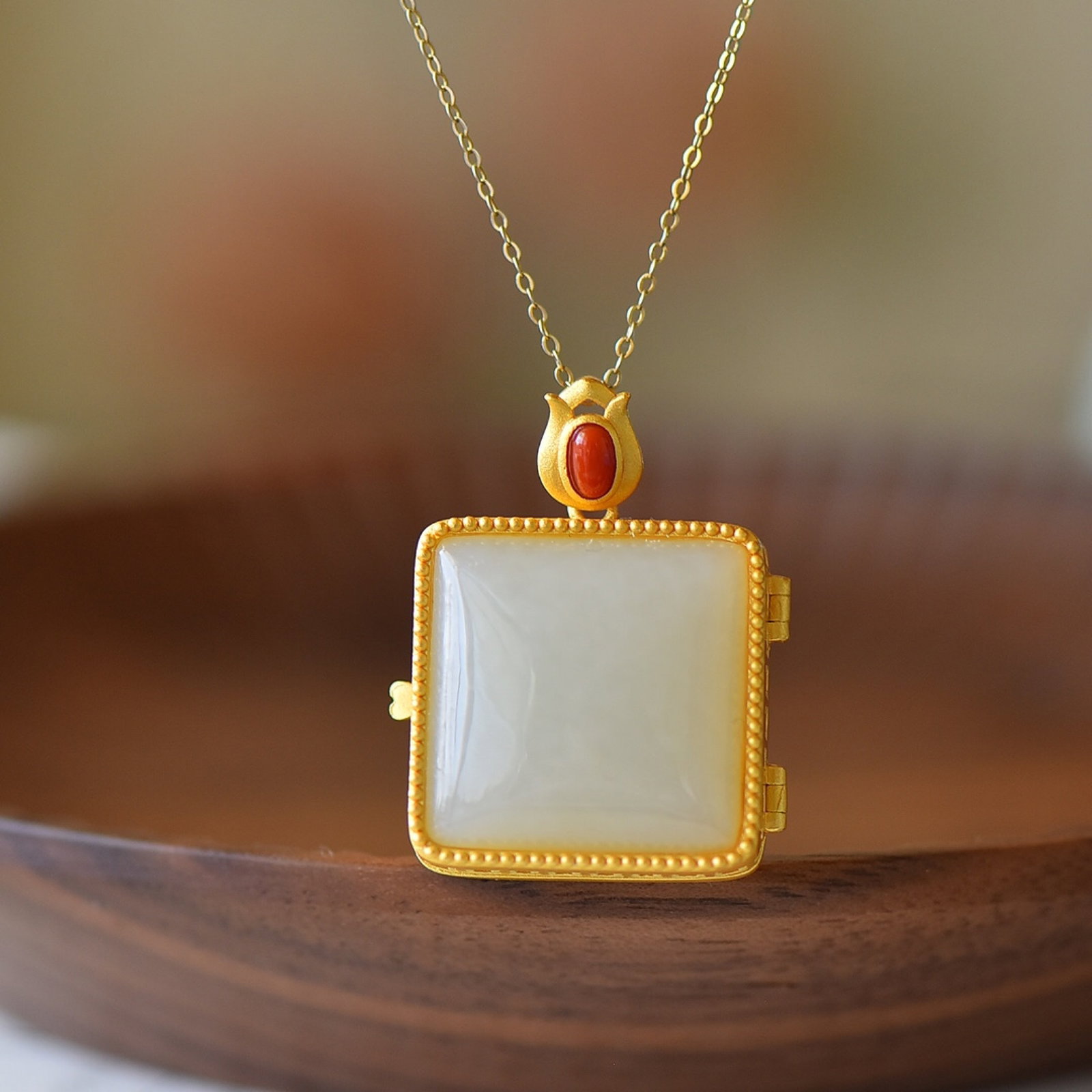 An Exquisite Sterling Silver-Gold Plated Inlaid White Jade Pendant: An Exquisite Sterling Silver-Gold Plated Inlaid White Jade Pendant,Size:22mmx22mm 纯银镀金镶白玉吊坠