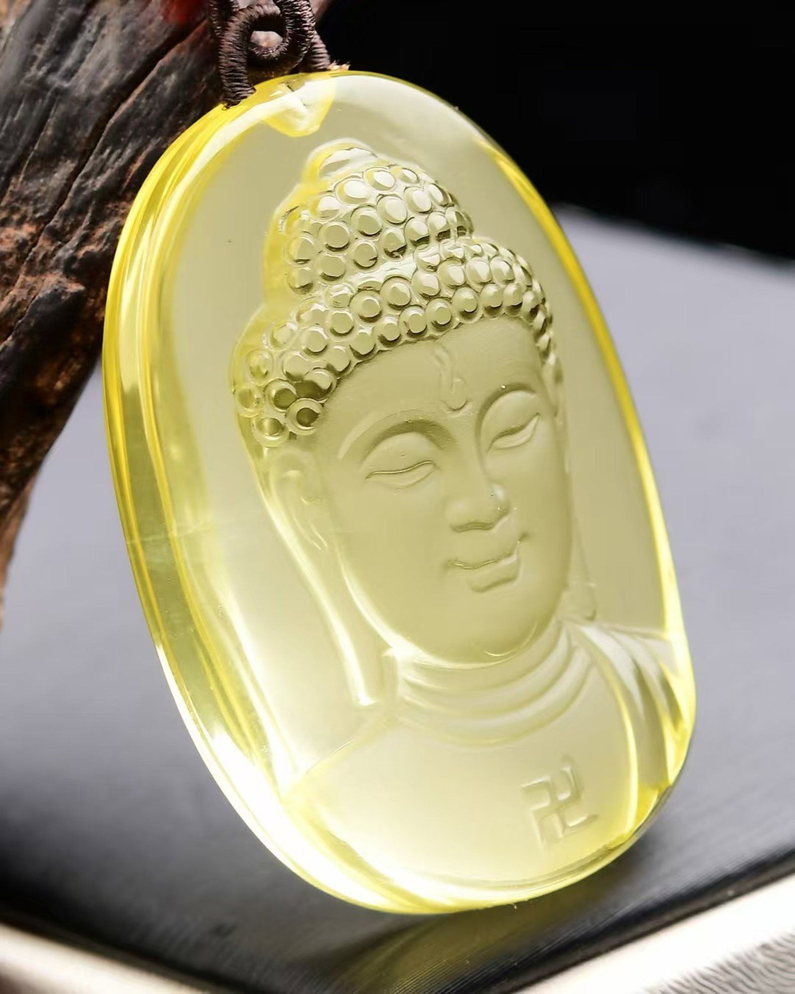 An Exquisite Crystal Statue of Mah?vairocana Pattern Pendant: An Exquisite Crystal Statue of Mahāvairocana Pattern Pendant,Size:49mmx33mmx15mm,Weight:40g 水晶大日如来像纹吊坠