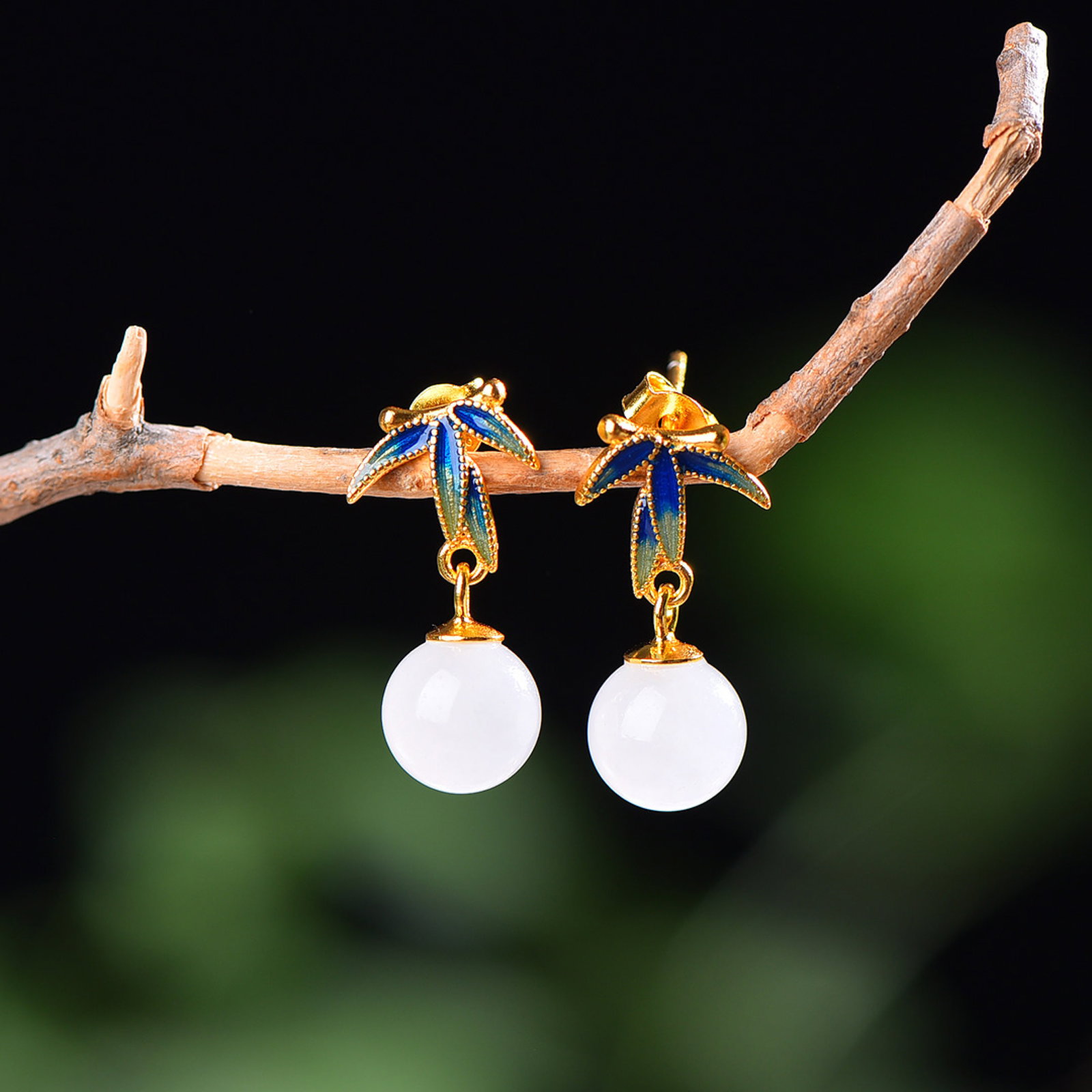 A Pair of Exquisite Sterling Silver-Gold Plated Inlaid White Jade Enamel Earrings: A Pair of Exquisite Sterling Silver-Gold Plated Inlaid White Jade Enamel Earrings,Size:8mmx8mm 一对纯银镀金镶白玉珐琅耳环