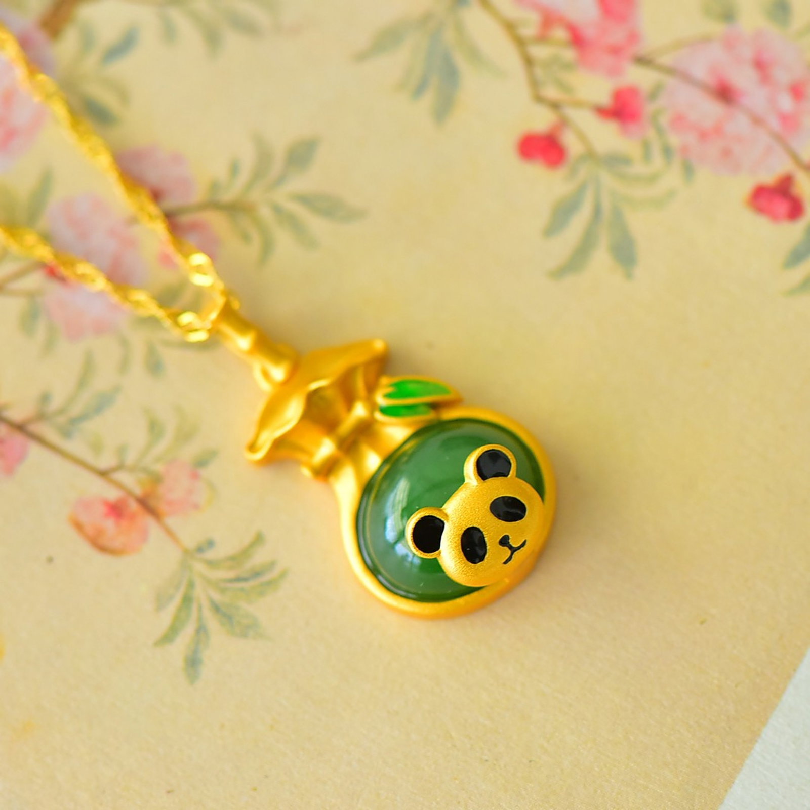An Exquisite Sterling Silver-Gold Plated Inlaid Jasper Pendant: An Exquisite Sterling Silver-Gold Plated Inlaid Jasper Pendant 纯银镀金镶碧玉吊坠