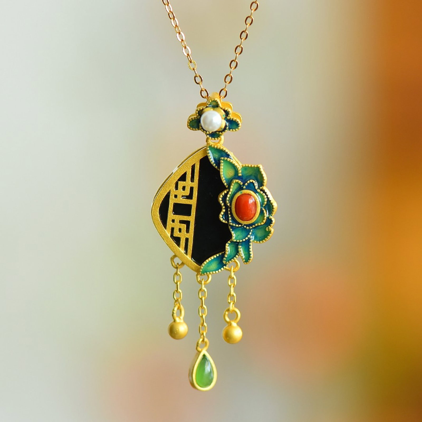 An Exquisite Sterling Silver-Gold Plated Inlaid Black Jade Pendant: An Exquisite Sterling Silver-Gold Plated Inlaid Black Jade Pendant 纯银镀金镶黑玉吊坠