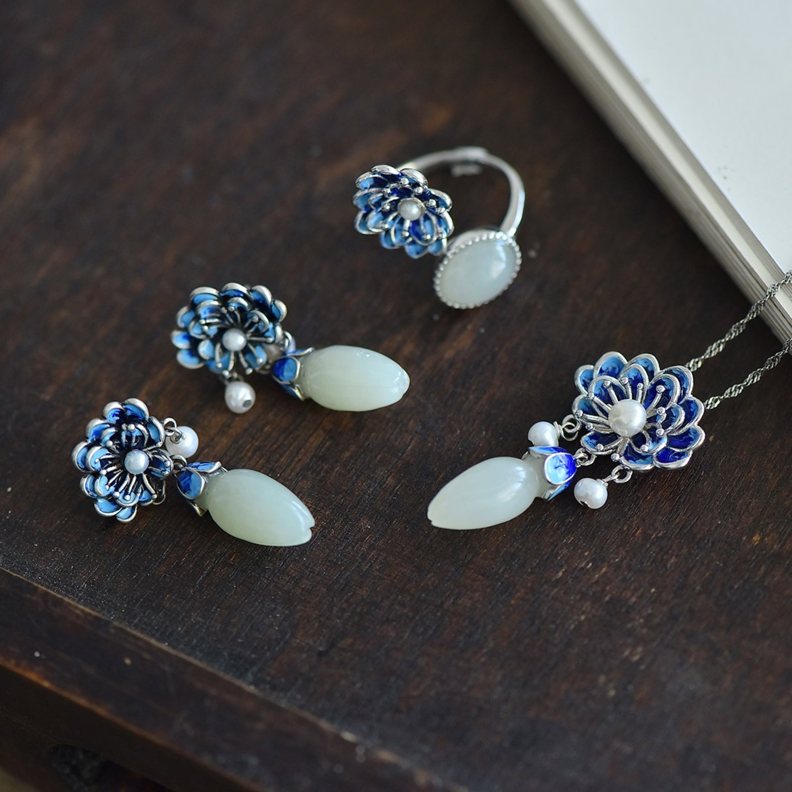 A Set of Fine Sterling Silver Inlaid White Jade Jewelry,Inlaid Pearls: A Set of Fine Sterling Silver Inlaid White Jade Jewelry,Inlaid Pearls 一套纯银镶白玉首饰，嵌珍珠