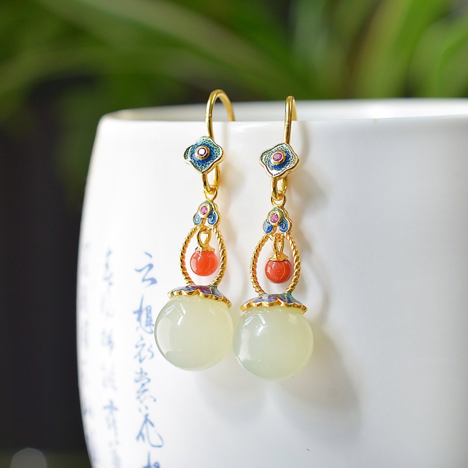 A Pair of Exquisite Sterling Silver-Gold Plated Inlaid White Jade Earrings,Inlaid Agate: A Pair of Exquisite Sterling Silver-Gold Plated Inlaid White Jade Earrings,Inlaid Agate,Size:10mmx10mm