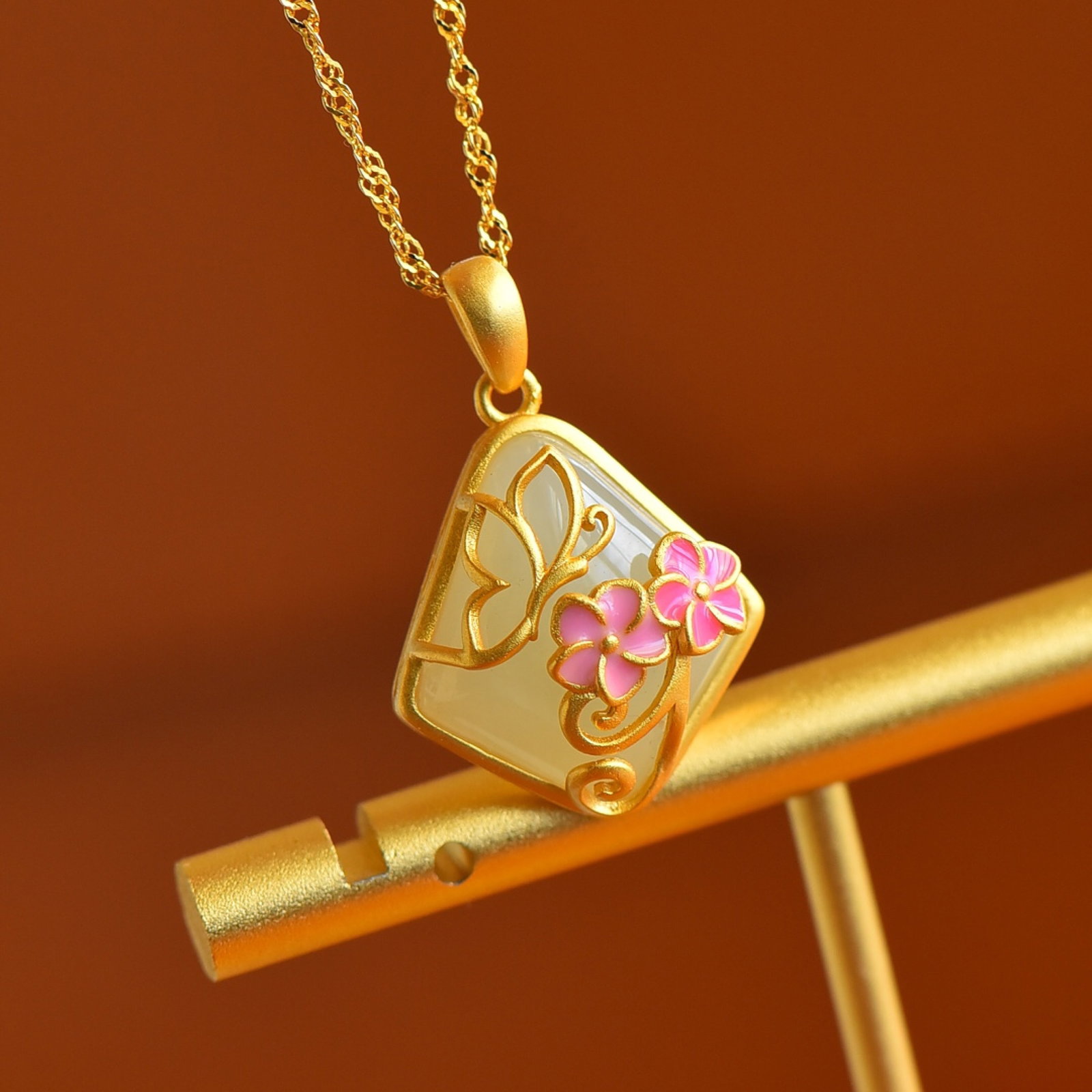 An Exquisite Sterling Silver-Gold Plated Inlaid White Jade Pendant: An Exquisite Sterling Silver-Gold Plated Inlaid White Jade Pendant,Size:15mmx17mm 一个精美的纯银镀金镶白玉吊坠