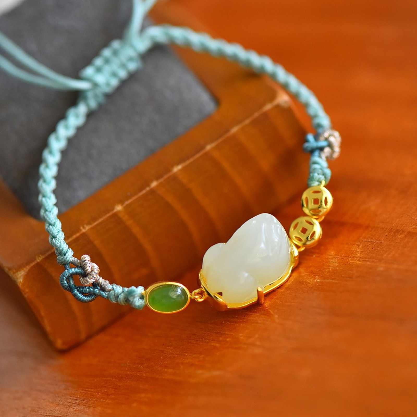 An Exquisite Sterling Silver-Gold Plated Inlaid White Jade Bracelet,Inlaid Jasper: An Exquisite Sterling Silver-Gold Plated Inlaid White Jade Bracelet,Inlaid Jasper,Size:11mmx17mm 纯银镀金镶白玉手链,嵌碧玉