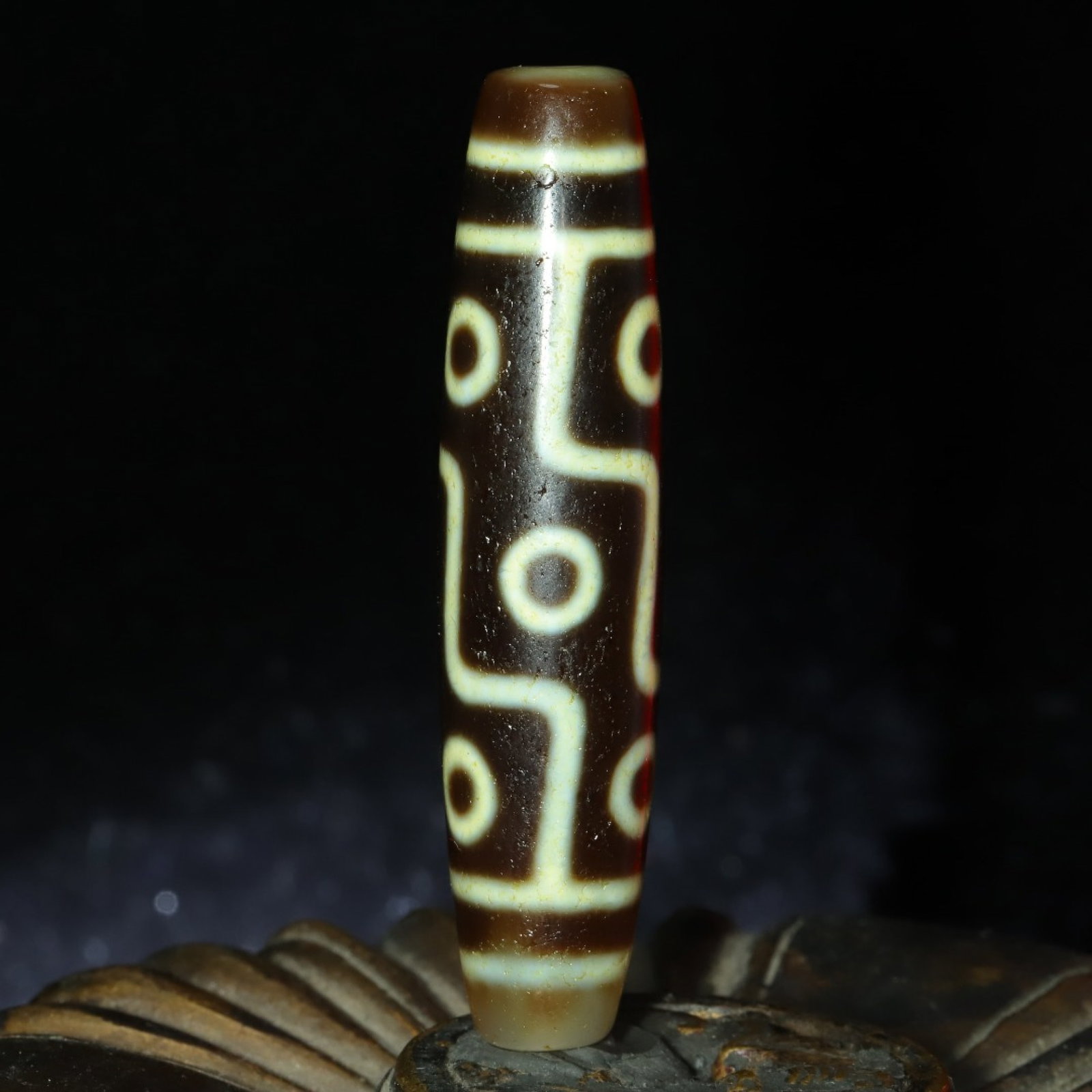 An Exquisite Nine Eyes Dzi Bead Pendant: An Exquisite Nine Eyes Dzi Bead Pendant，Size：56mmx13mm，Weight：15g 九眼天珠挂件