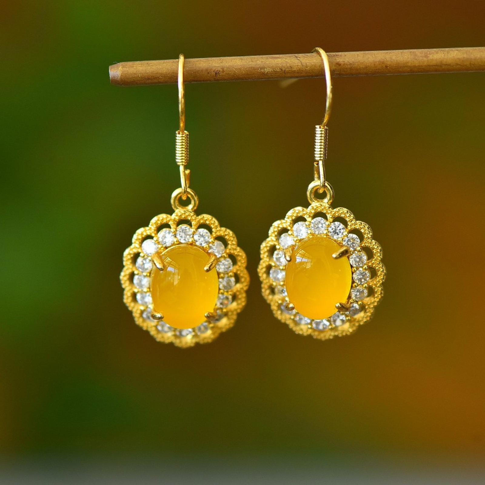 A Pair of Exquisite Earrings,Inlaid Diamond: A Pair of Exquisite Earrings Size:7mmx9mm 一对耳环