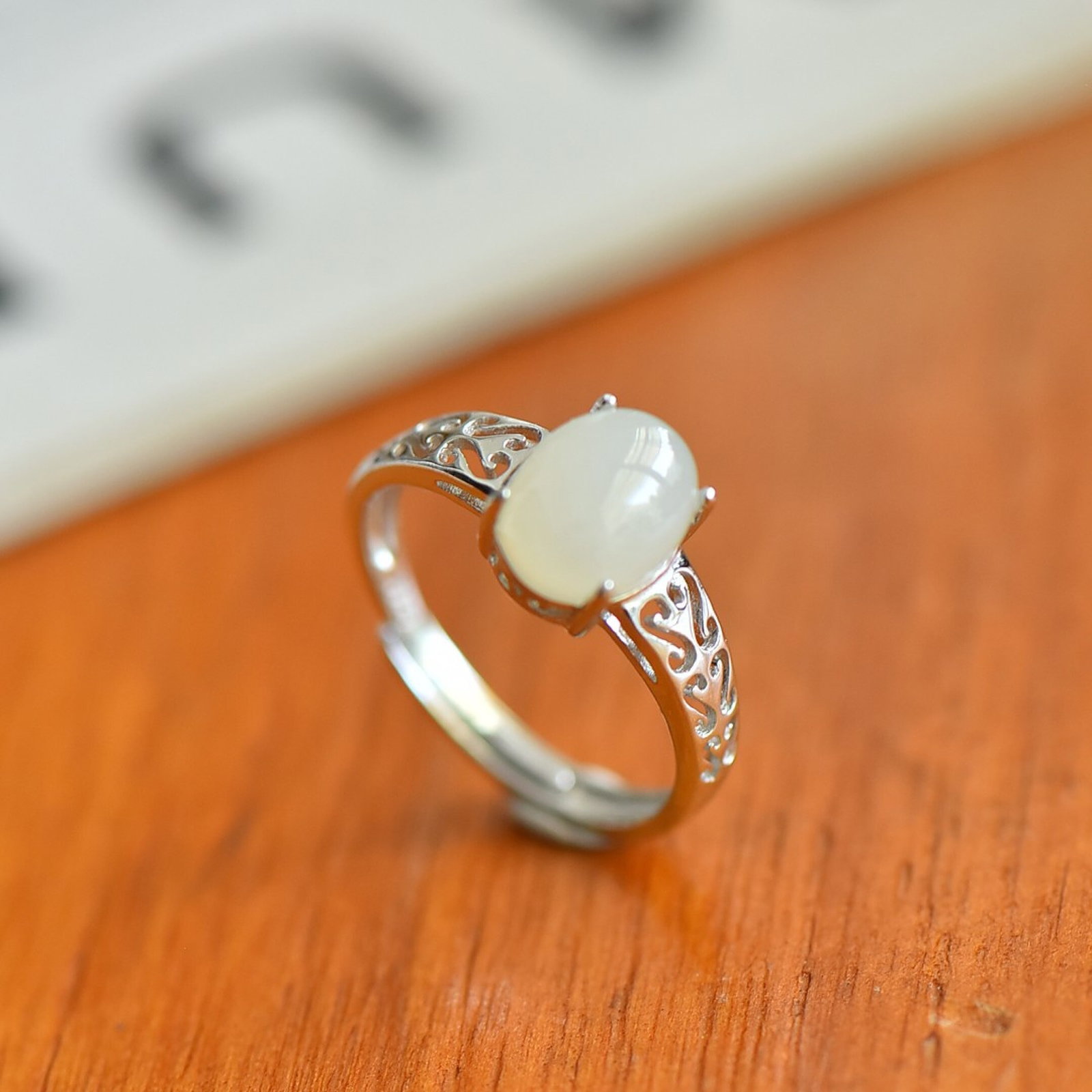 An Exquisite Sterling Silver Inlaid White Jade Ring: An Exquisite Sterling Silver Inlaid White Jade Ring,Size:7mmx9mm 纯银镶白玉戒指