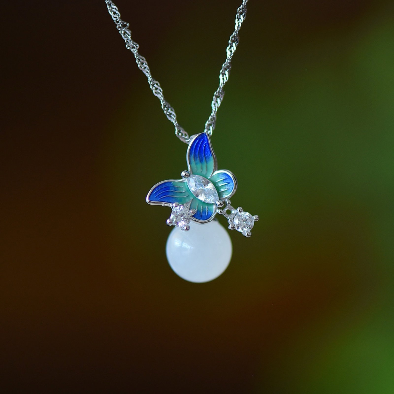 An Exquisite Sterling Silver Inlaid White Jade Pendant,Inlaid Diamond: An Exquisite Sterling Silver Inlaid White Jade Pendant,Inlaid Diamond,Size:10mmx10mm 纯银镶白玉吊坠,嵌钻石