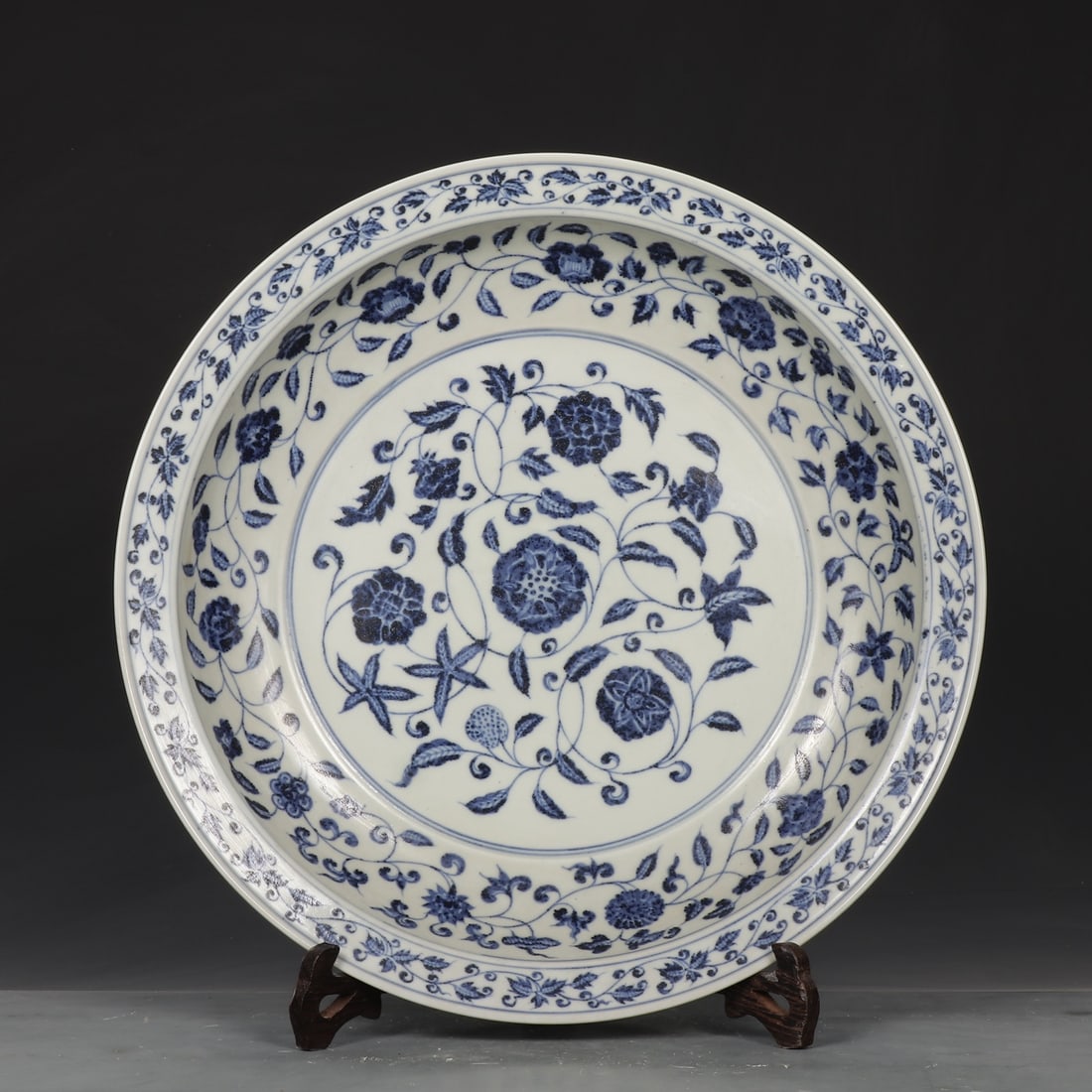 An Exquisite Blue and White Lotus Pattern Plate: An Exquisite Blue and White Lotus Pattern Plate Ming Dynasty, China Size:2.4inx15.6in青花缠枝花卉纹折沿大盘 中国明&#