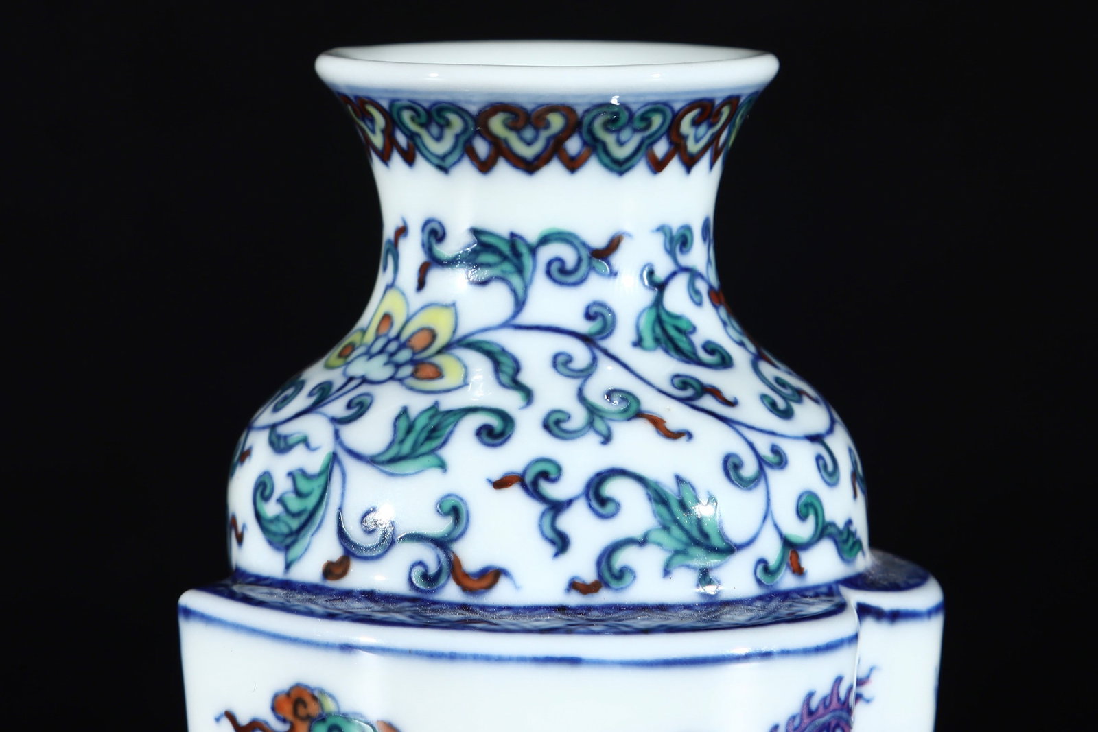 An Exquisite Doucai Phoenix Pattern Lotus Pattern Vase - 5