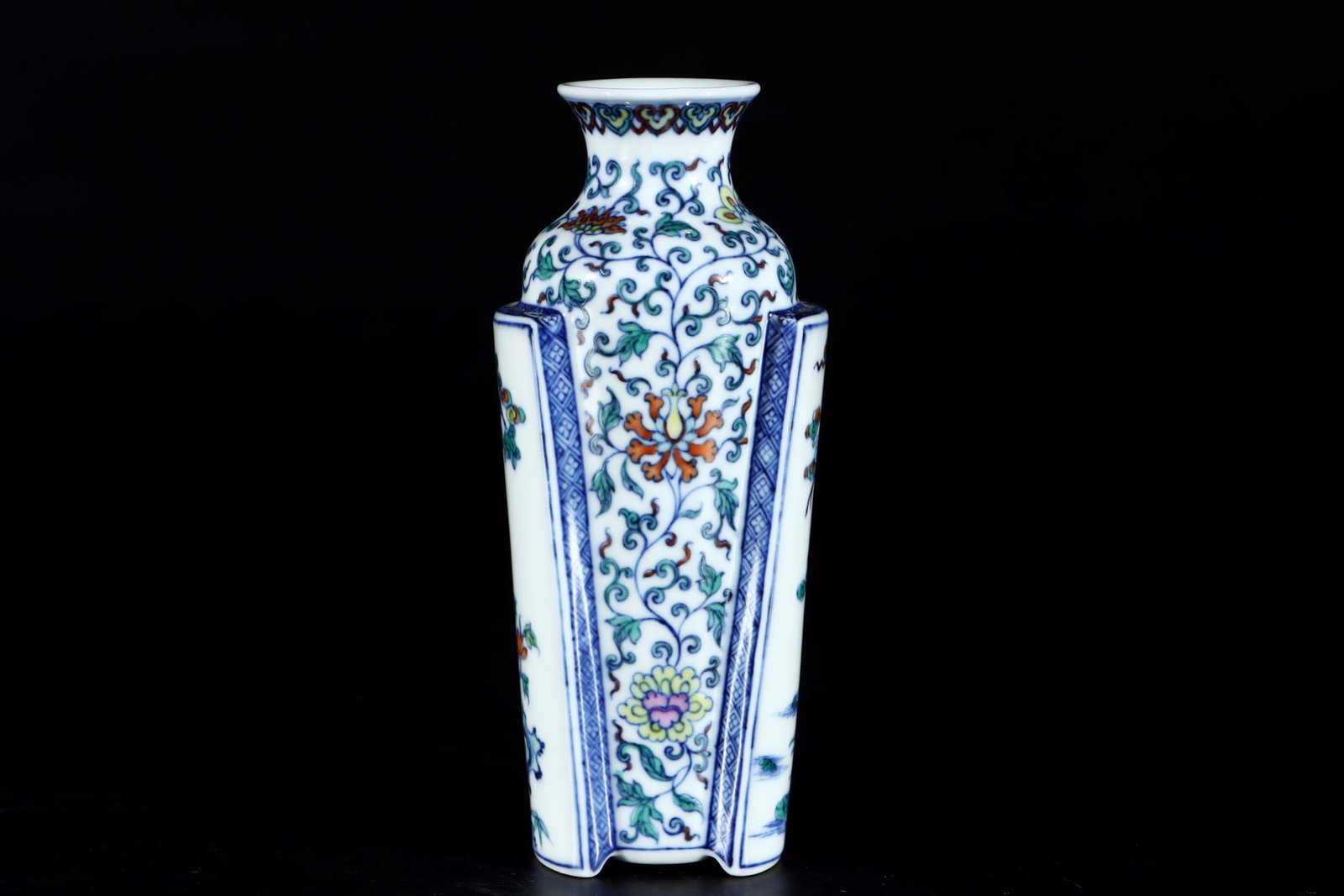 An Exquisite Doucai Phoenix Pattern Lotus Pattern Vase - 6