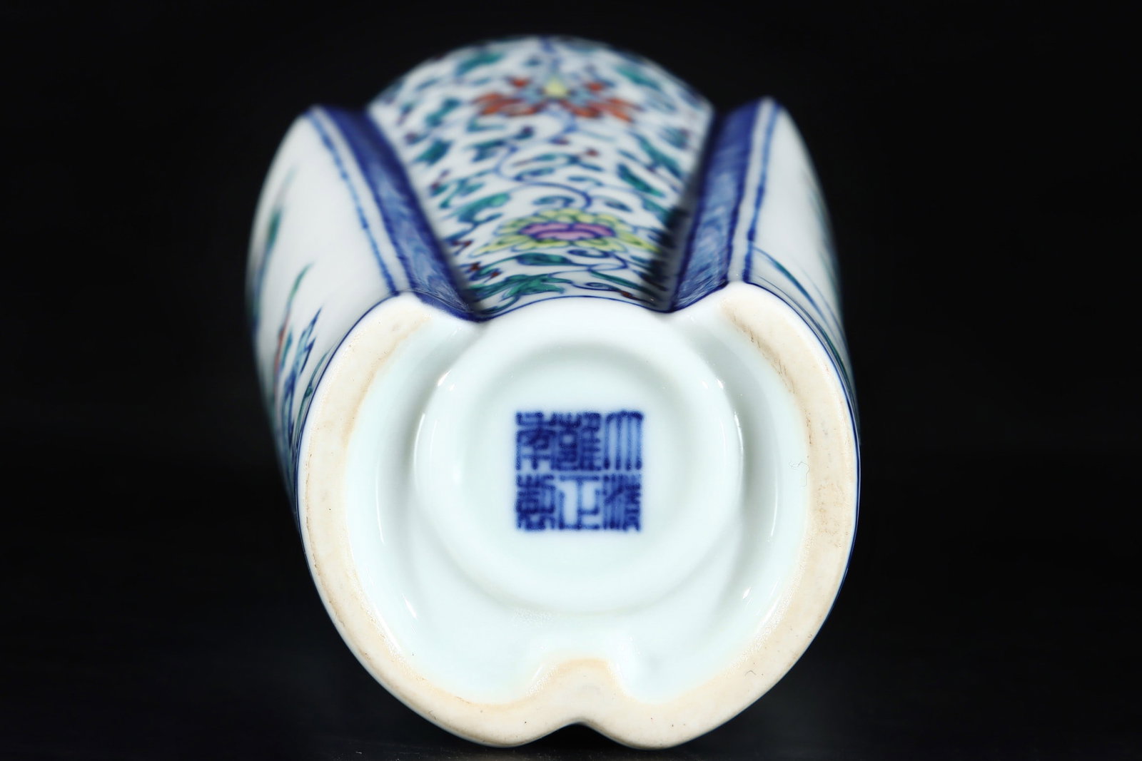 An Exquisite Doucai Phoenix Pattern Lotus Pattern Vase - 9