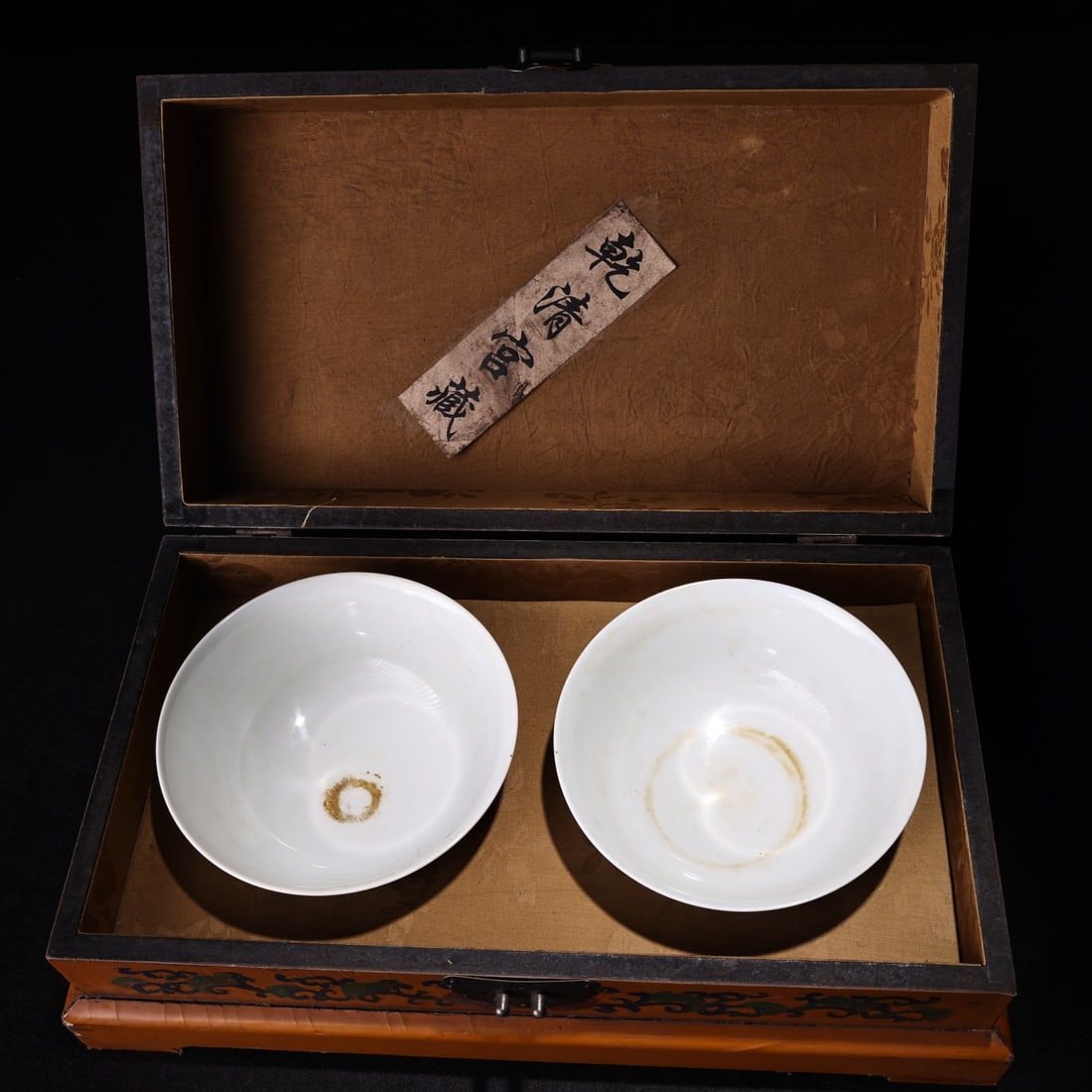 A Pair of Exquisite Enamel Lotus Pattern Flower and Bird Pattern Bowl: A Pair of Exquisite Enamel Lotus Pattern Flower and Bird Pattern Bowl Qing Dynasty, China Kangxi Four-character Mark Size:15inx8.7in Size:2.4inx5.9in Weight:270g珐琅彩花鸟