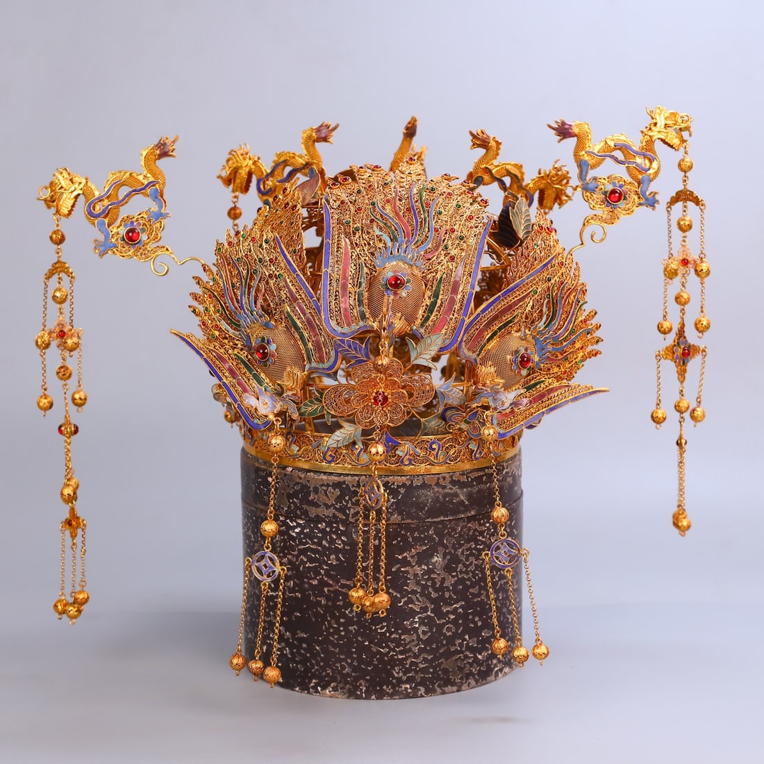 An Exquisite Gilt Bronze Inlaid Gems phoenix coronet: An Exquisite Gilt Bronze Inlaid Gems phoenix coronet Qing Dynasty, China Qianlong Four-character Mark Size:9.1inx18.9in Weight:2006g铜鎏金嵌百宝凤冠 