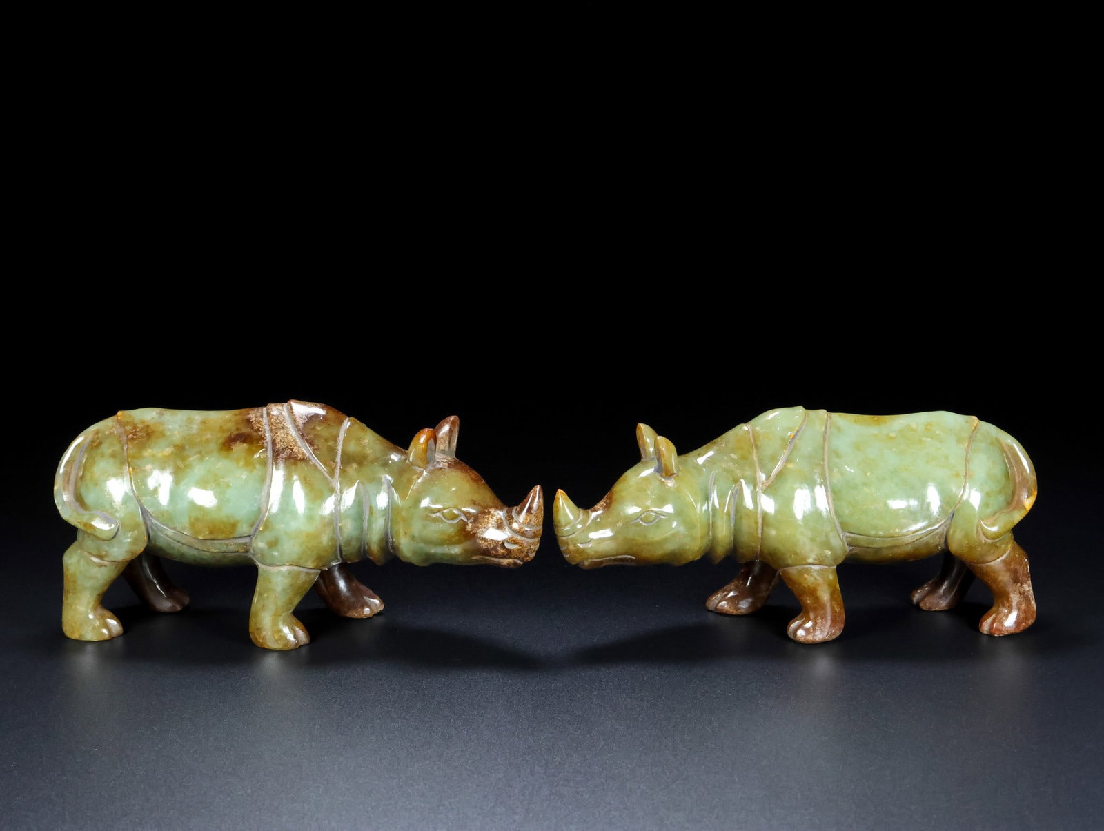 An Exquisite White Jade Rhinoceros Ornament: An Exquisite White Jade Rhinoceros Ornament Qing Dynasty, China Size:6.3inx3.5inx2.4in Total Weight:1141g白玉犀犀相映摆件