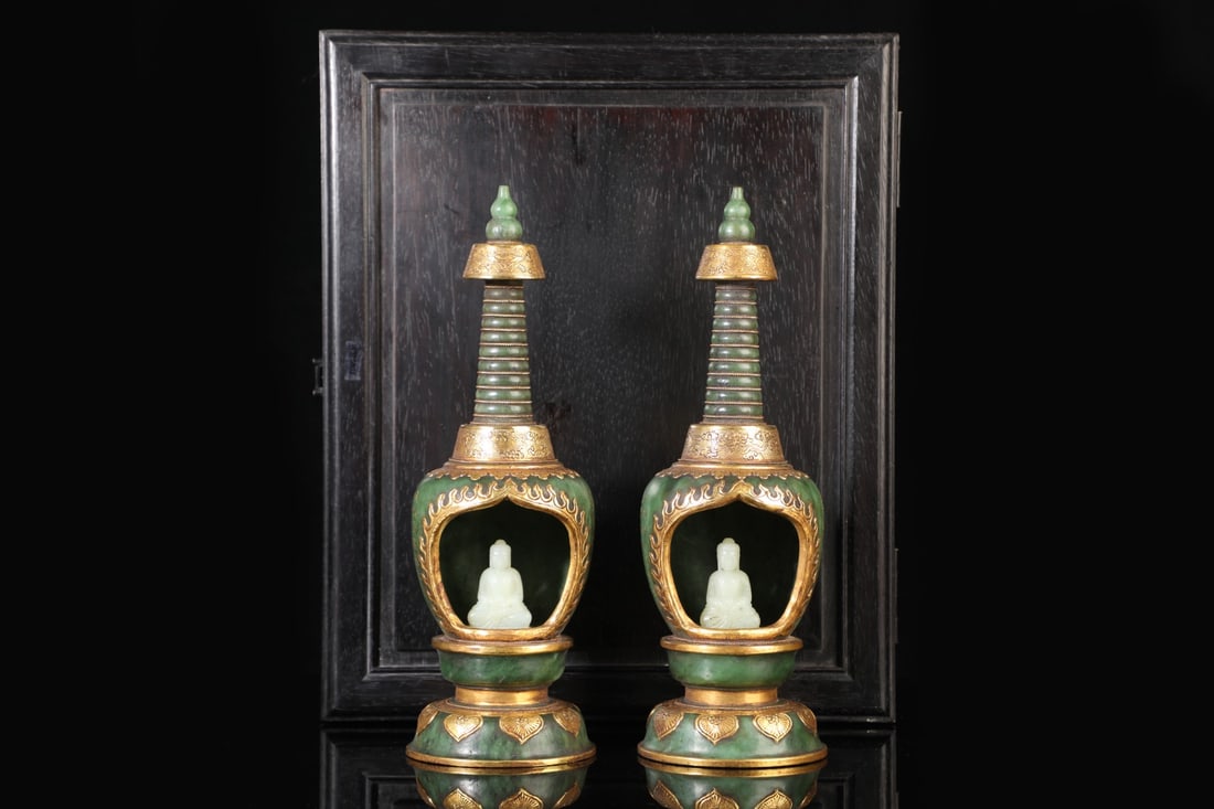 An Exquisite Jasper Inlaid Gilt Bronze Niche: An Exquisite Jasper Inlaid Gilt Bronze Niche Qing Dynasty, China Size:11inx3.3in Weight:1927g碧玉嵌铜鎏金佛龛 中国清代