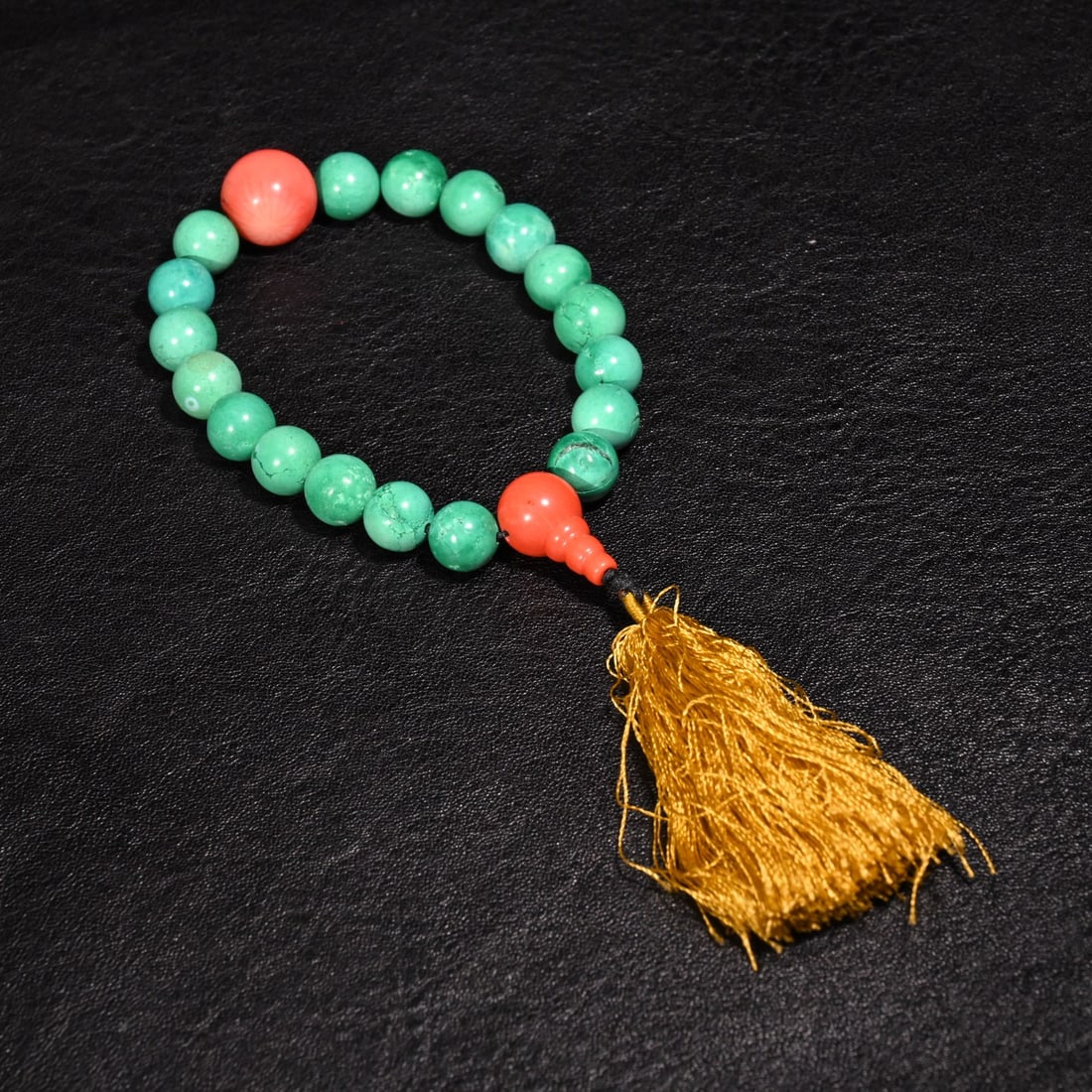 An Exquisite Turquoise Bracelets: An Exquisite Turquoise Bracelets Qing Dynasty, China Size:0.6in Weight:32g绿松石十八子手持 中国清代 Size:1.4cm Weight:32g