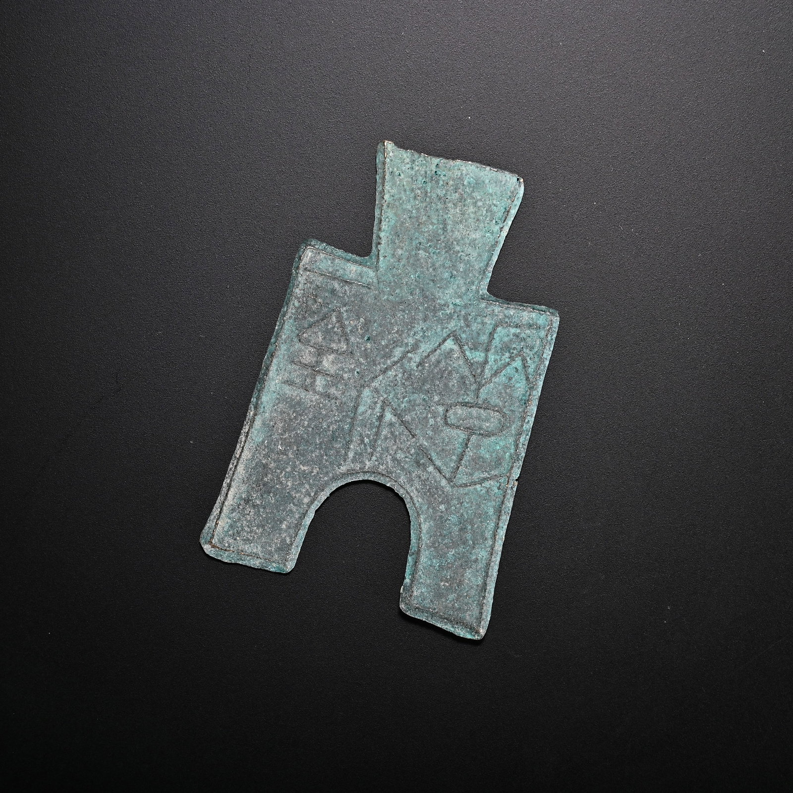 An Exquisite Bronze Coin: An Exquisite Bronze Coin the Warring States period in China Size:2.2inx0.9in Weight:10g铜钱币 战国时期 Size:5.7cmx2.3cm Weight:10g