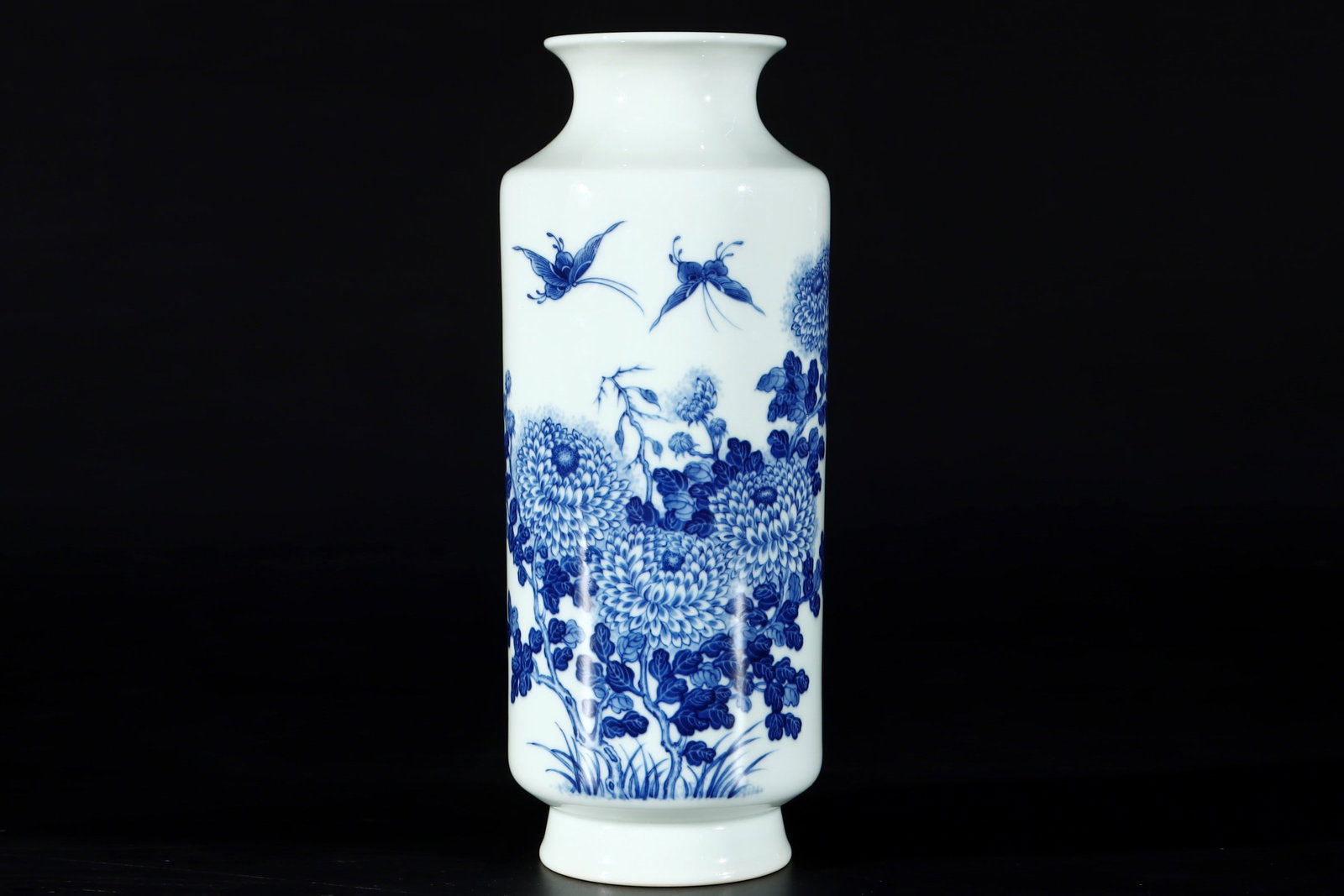 An Exquisite Blue and White Flower and Butterfly Pattern Vase ?: An Exquisite Blue and White Flower and Butterfly Pattern Vase ?Qing Dynasty, China Size:10.1inx4.1in青花菊蝶纹直筒瓶‌ 中国清