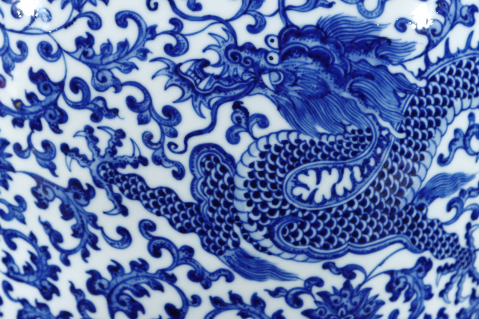 An Exquisite Blue and White Dragon Pattern Lotus Pattern Jar - 2