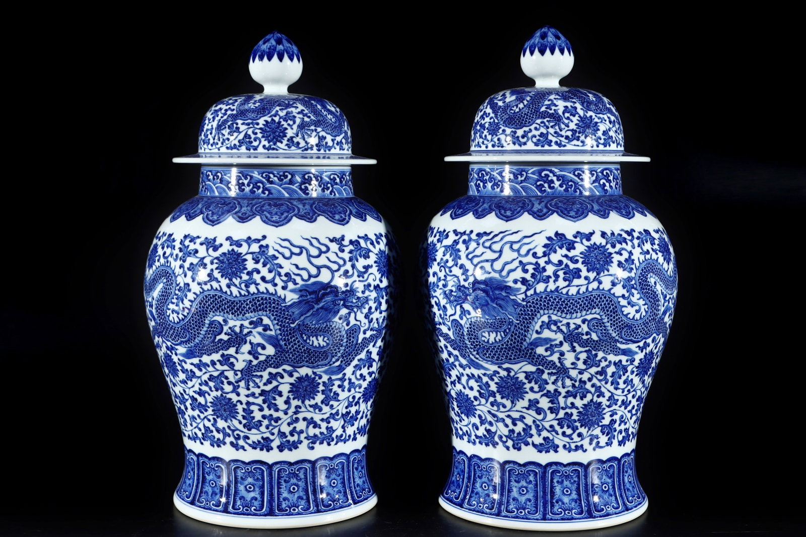 An Exquisite Blue and White Dragon Pattern Lotus Pattern Jar - 3