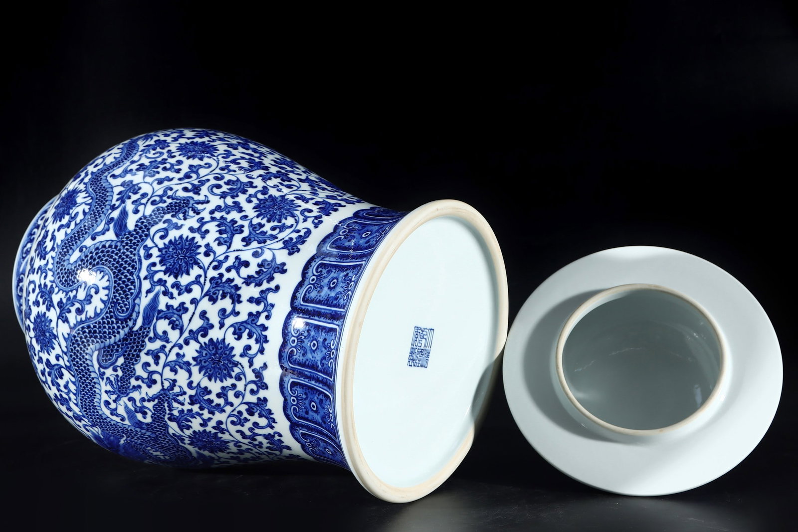 An Exquisite Blue and White Dragon Pattern Lotus Pattern Jar - 4