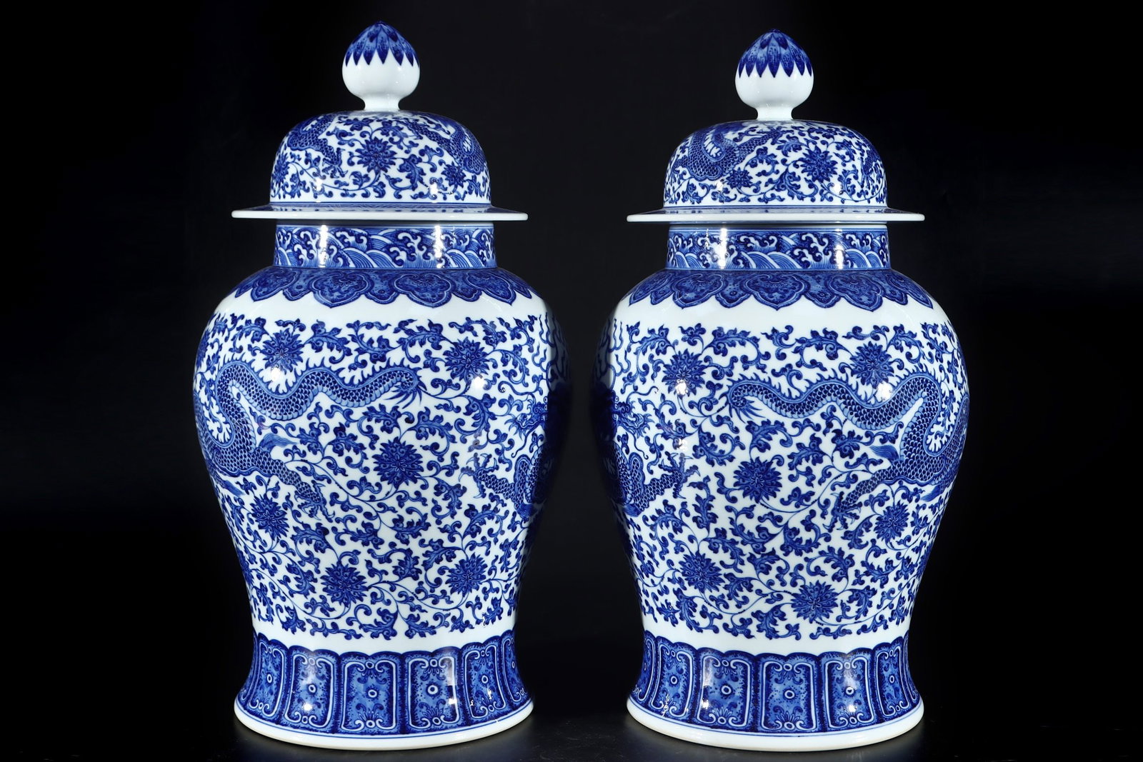 An Exquisite Blue and White Dragon Pattern Lotus Pattern Jar - 5