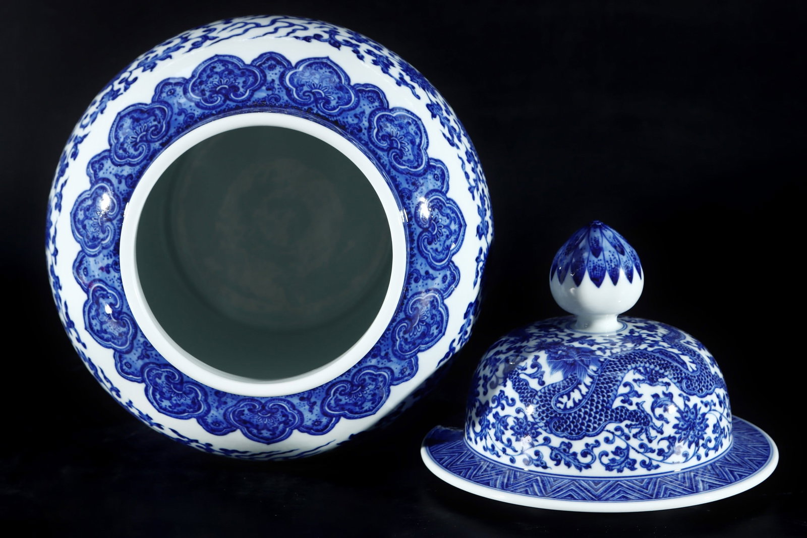 An Exquisite Blue and White Dragon Pattern Lotus Pattern Jar - 6