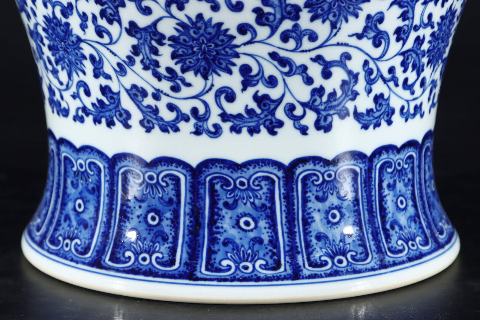 An Exquisite Blue and White Dragon Pattern Lotus Pattern Jar - 7