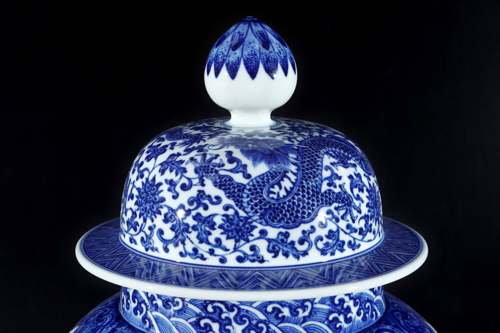 An Exquisite Blue and White Dragon Pattern Lotus Pattern Jar - 8