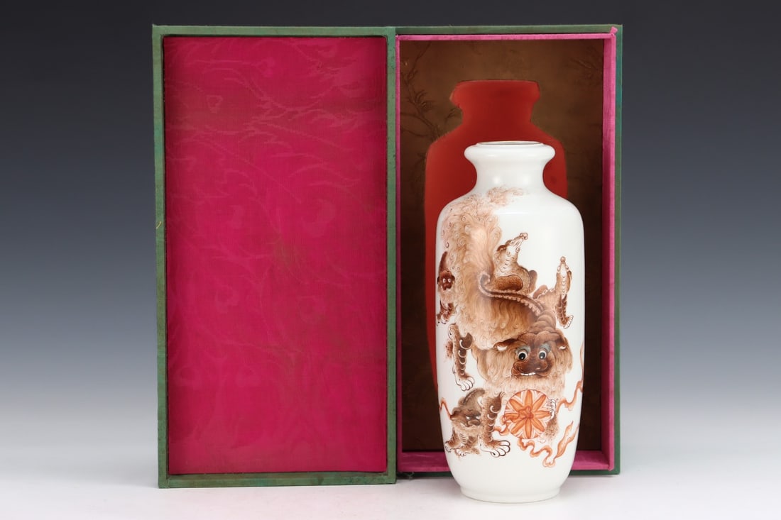 An Exquisite Iron-Red Lion Pattern Vase: An Exquisite Iron-Red Lion Pattern Vase Qing Dynasty, China Size:9.9inx4.3in矾红狮纹五世同堂盘口瓶 中国清代 Si