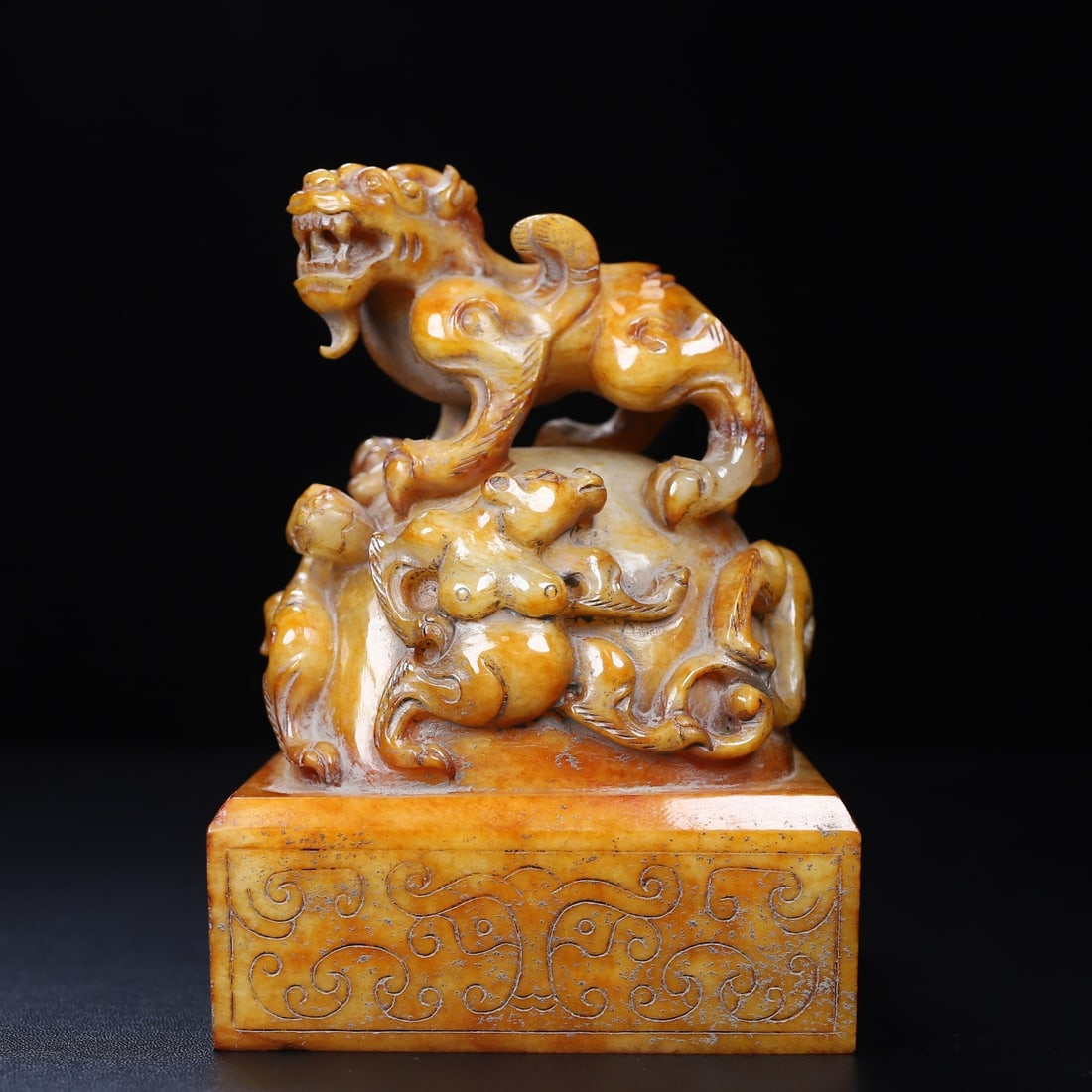 An Exquisite White Jade Auspicious Beast Seal: An Exquisite White Jade Auspicious Beast Seal Han Dynasty, China Size:5.6inx4in3.8in Weight:2.004kg白玉镂空龙印章 中国汉代 Size:14.2cm