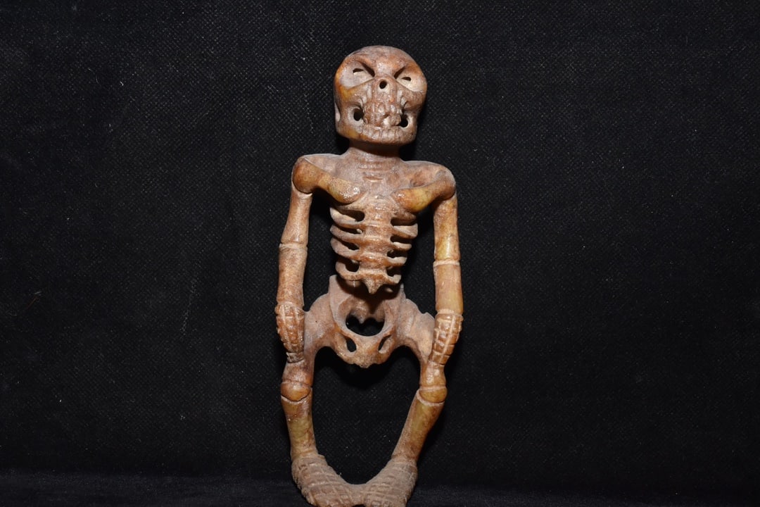 An Exquisite White Jade Figure Ornament: An Exquisite White Jade Figure Ornament Hong Shan Culture Size:6.7inx3.1in Weight:260g白玉骷髅头 红山文化 Size:17cmx8cm Weight:260g