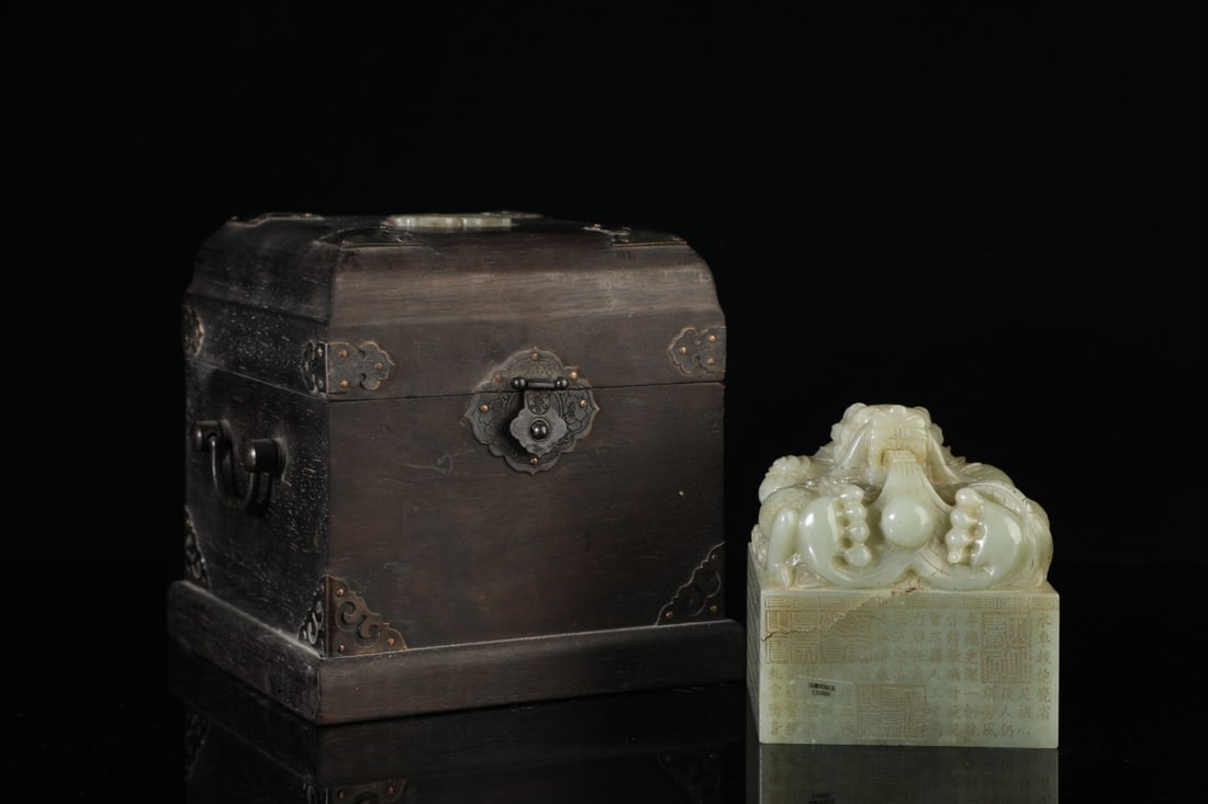 An Exquisite White Jade Auspicious Beast with poem Seal: An Exquisite White Jade Auspicious Beast with poem Seal Qing Dynasty, China Size:4.1inx3.9inx3.9in Weight:2412g白玉蛟龙吐珠钮诗文印章