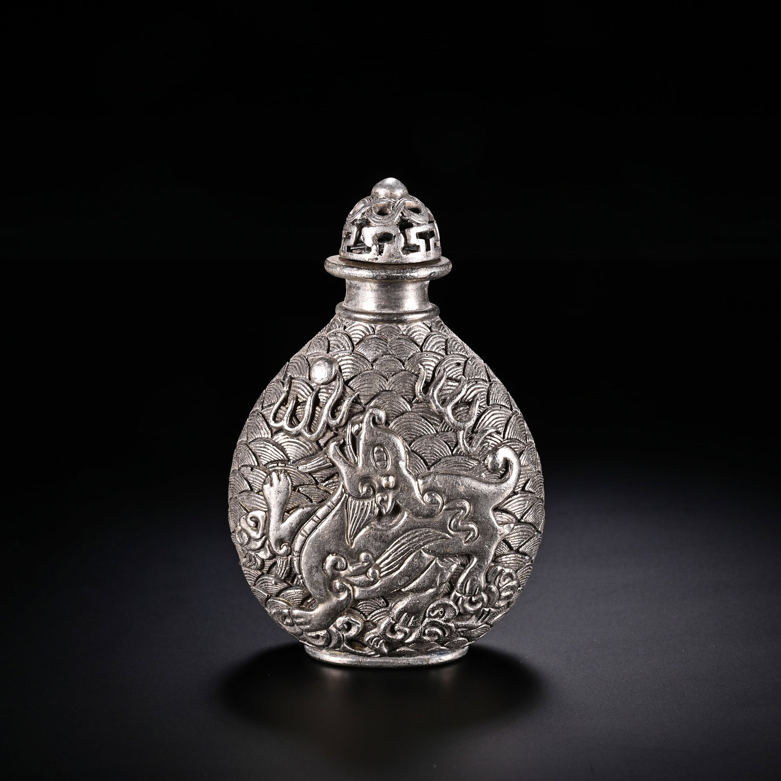 An Exquisite Silver Bronze Auspicious Beast Pattern Seawater Pattern Snuff Bottle: An Exquisite Silver Bronze Auspicious Beast Pattern Seawater Pattern Snuff Bottle Qing Dynasty, China Xuantong Four-character Mark Size:3.4inx2.3in Weight:170g铜鎏银瑞兽&